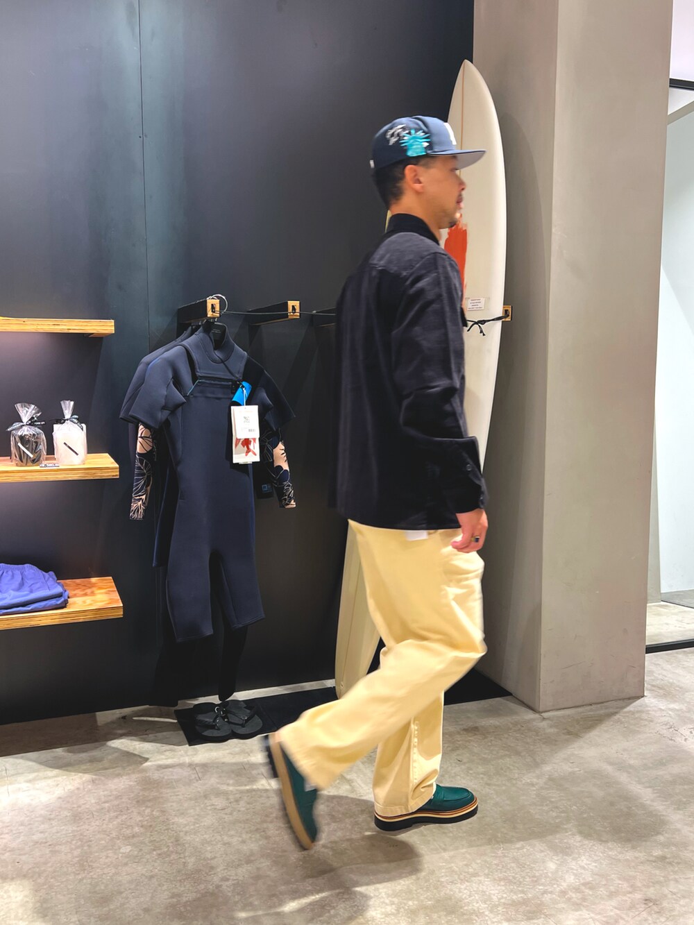 ブラック系のシャツ/ブラウス、ベージュ系のパンツ、ホワイト系のTシャツ/カットソーを着用したメンズの夏コーディネートの5枚目の写真