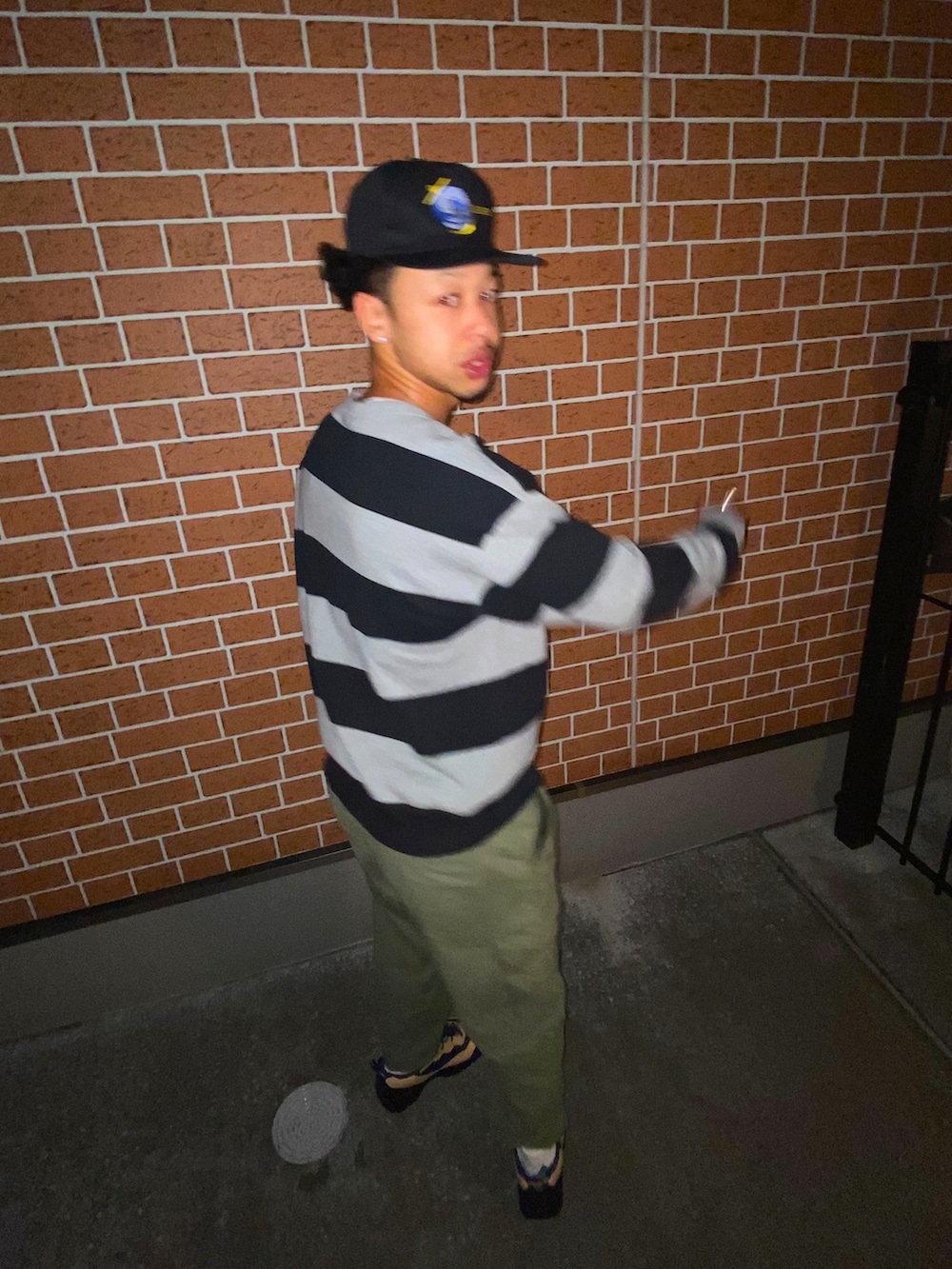 その他のスウェット、グリーン系のカーゴパンツ、ブラウン系のスニーカーを着用したメンズの春コーディネートの2枚目の写真