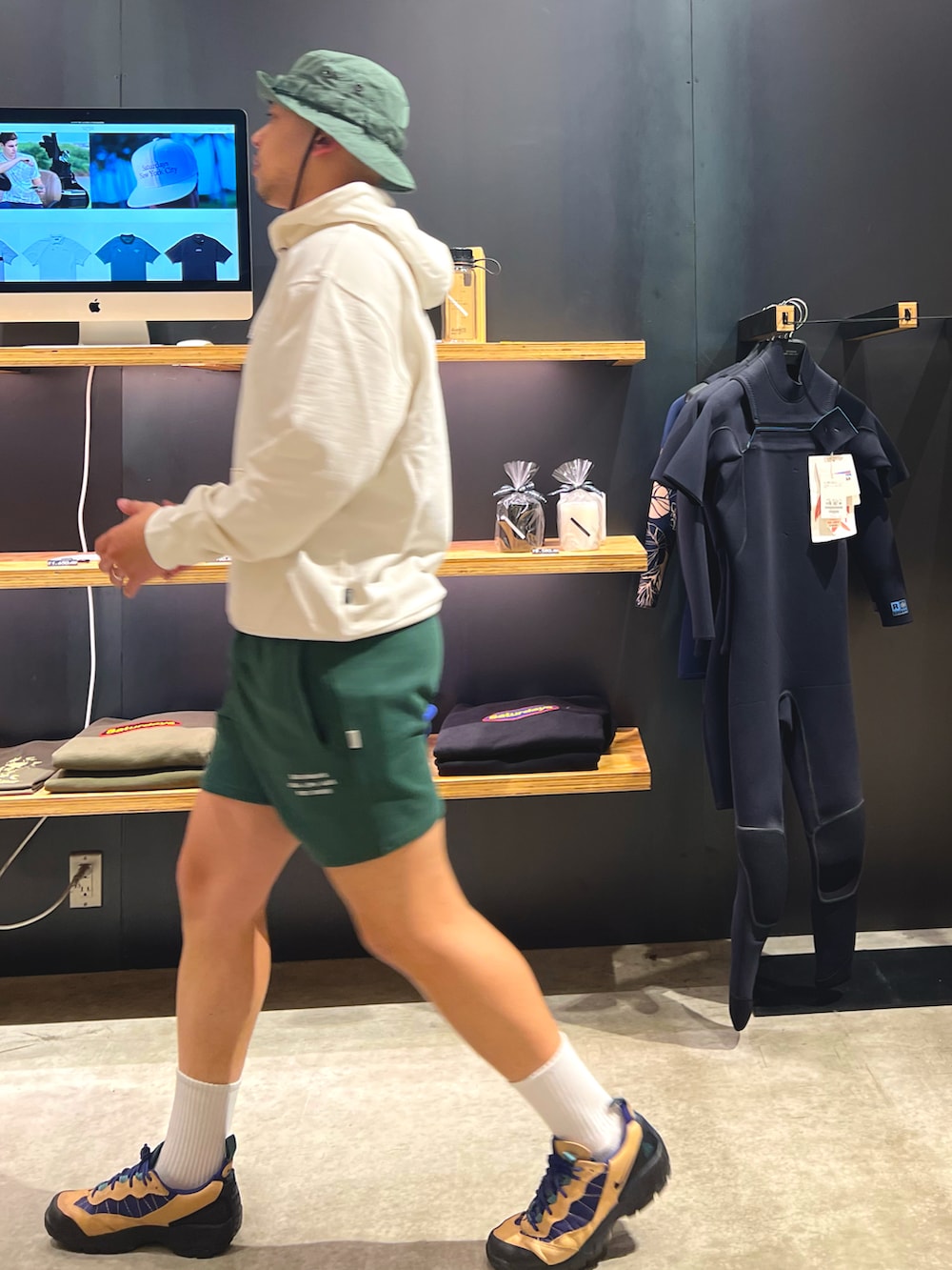 ホワイト系のスウェット、グリーン系のスウェットパンツ、グリーン系のハットを着用したメンズの春コーディネートの4枚目の写真