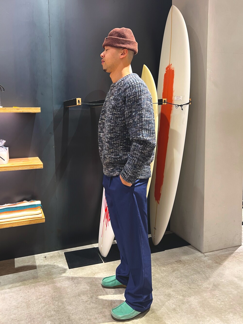 ブルー系のその他パンツ、ブルー系のニット/セーター、ブラウン系のニットキャップ/ビーニーを着用したメンズの秋コーディネートの3枚目の写真