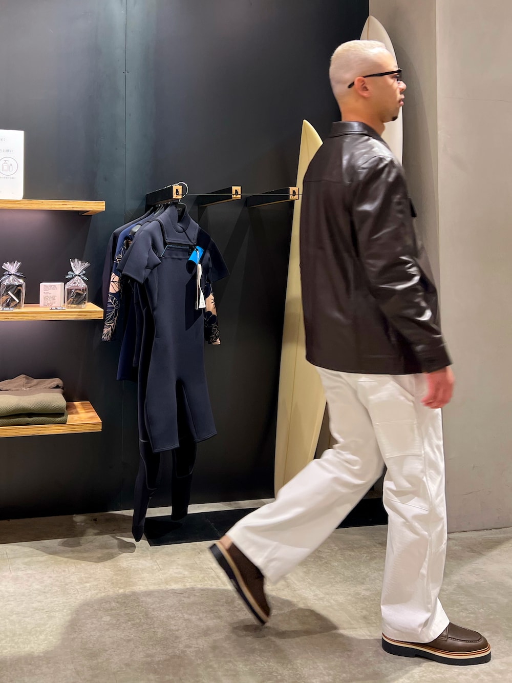 ブラウン系のその他アウター、グリーン系のローファー、ベージュ系のTシャツ/カットソーを着用したメンズの春コーディネートの5枚目の写真