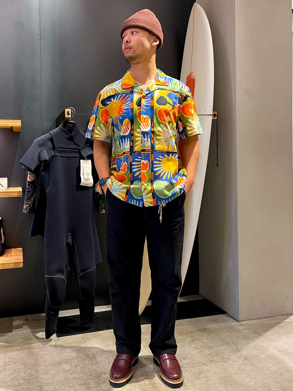 ブルー系のシャツ/ブラウス、ブラック系のチノパンツ、パープル系のローファーを着用したメンズの冬コーディネートの3枚目の写真