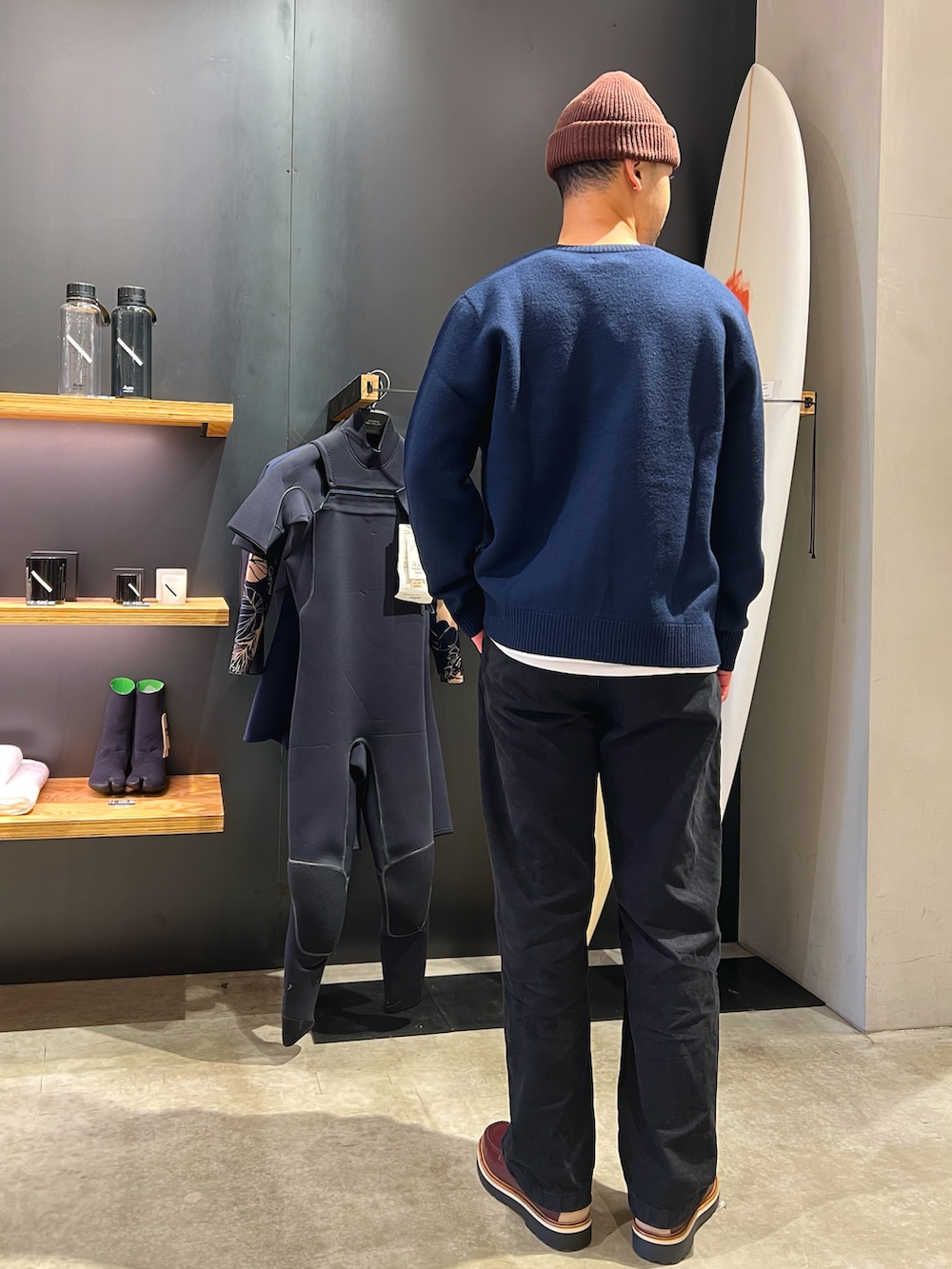 ブルー系のカーディガン/ボレロ、ブラック系のチノパンツ、パープル系のローファーを着用したメンズの冬コーディネートの4枚目の写真