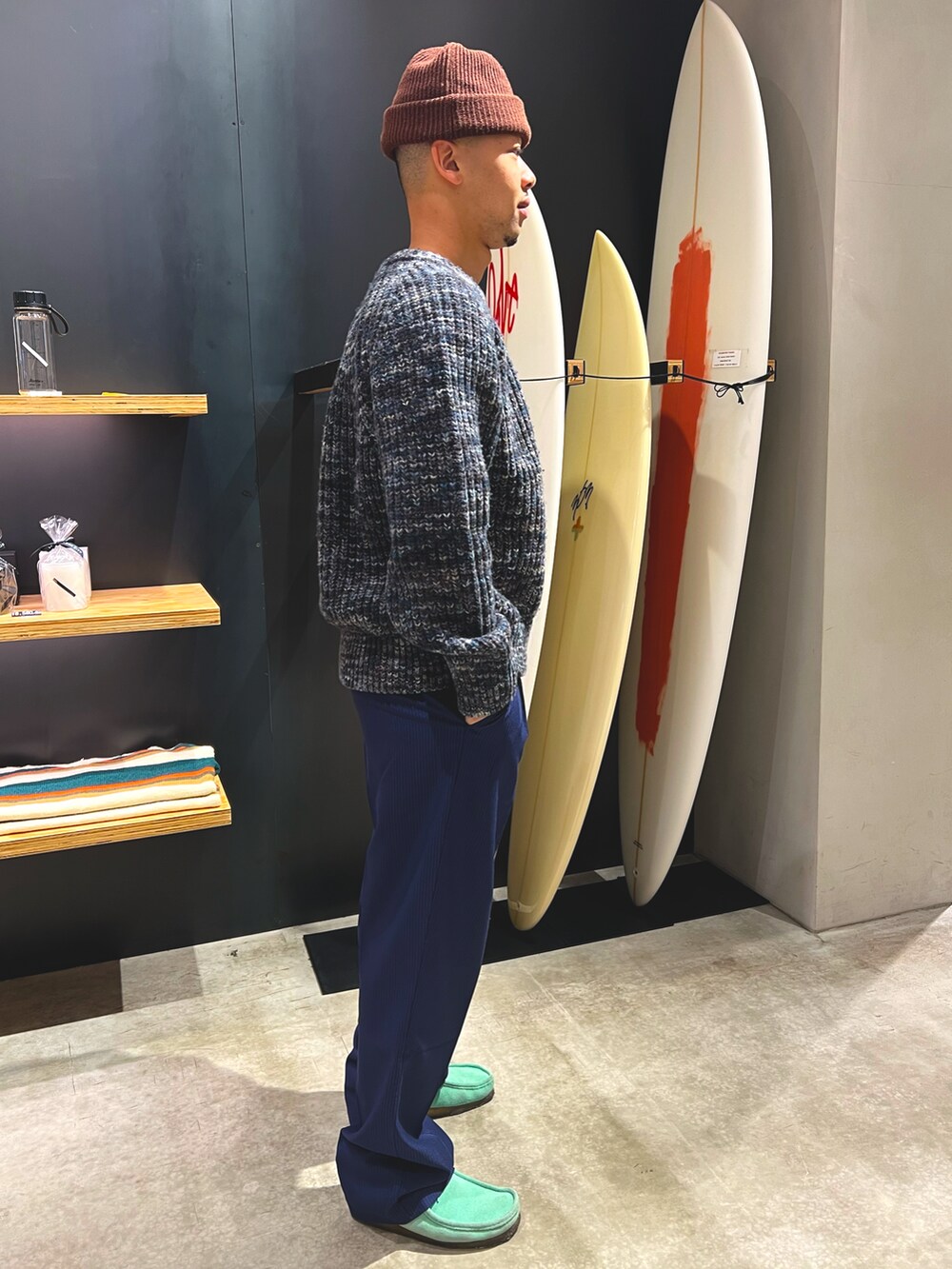 ブルー系のその他パンツ、ブルー系のニット/セーター、ブラウン系のニットキャップ/ビーニーを着用したメンズの秋コーディネートの4枚目の写真