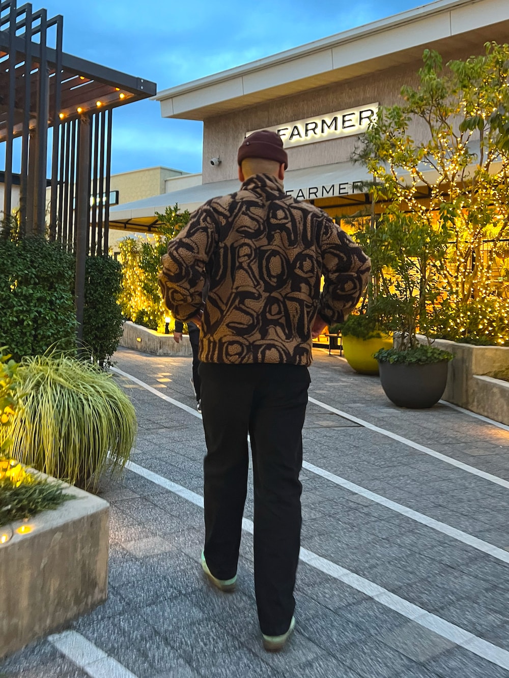 ブラウン系のその他アウター、ブラック系のデニムパンツ、ブラウン系のニットキャップ/ビーニーを着用したメンズの秋コーディネートの4枚目の写真