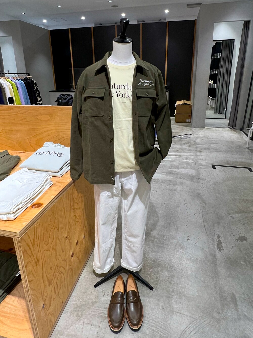 グリーン系のシャツ/ブラウスを着用したメンズの春コーディネートの5枚目の写真