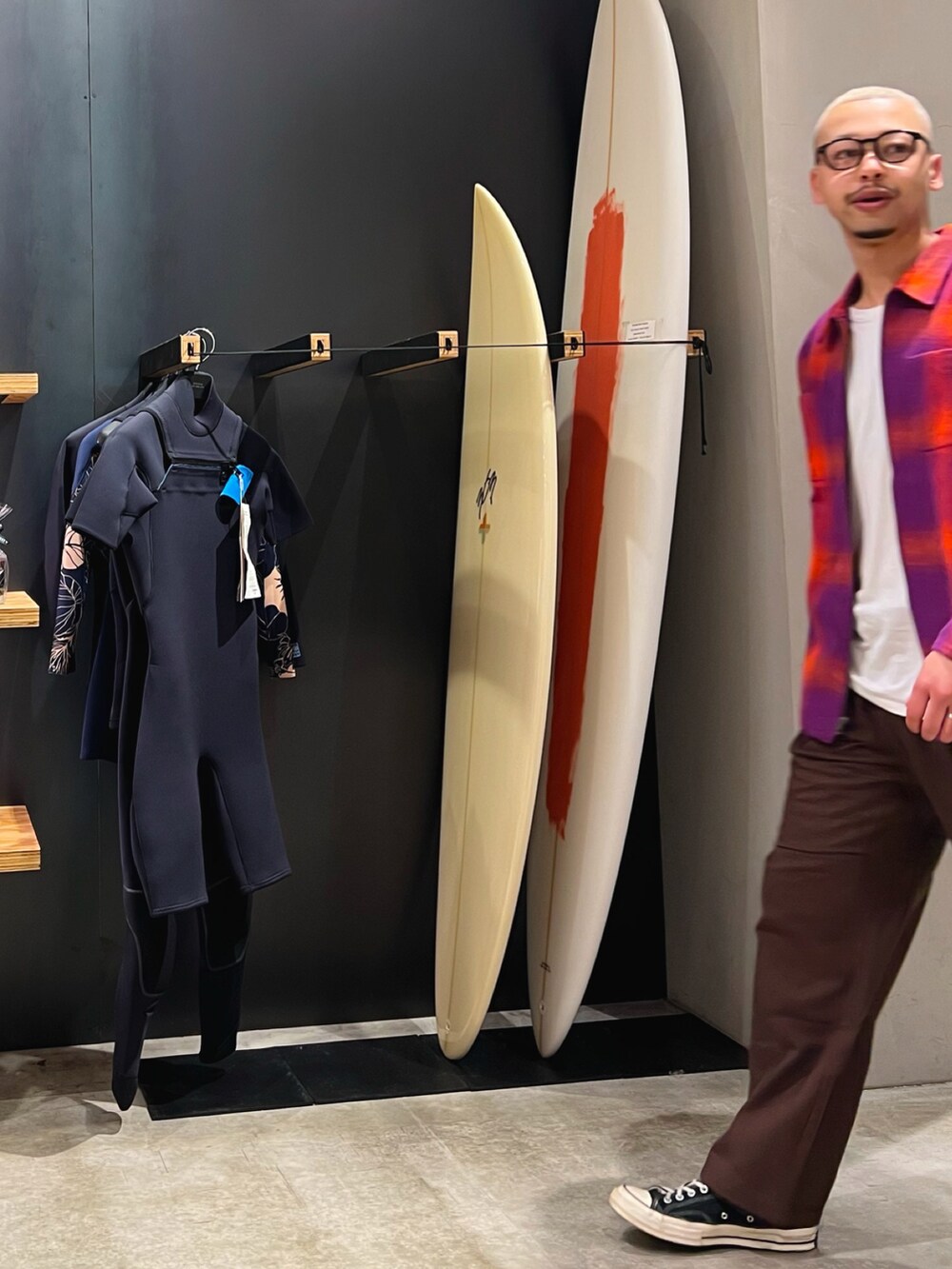 パープル系のシャツ/ブラウス、ブラウン系のその他パンツ、ホワイト系のTシャツ/カットソーを着用したメンズの春コーディネートの4枚目の写真