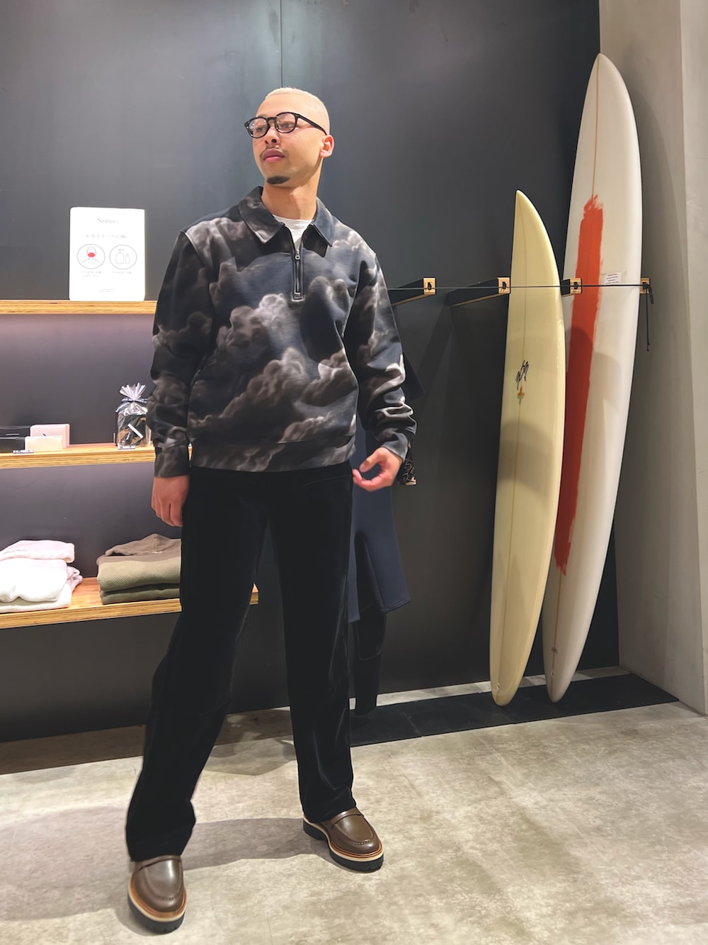 ブラック系のその他トップス、ブラック系のチノパンツ、グリーン系のローファーを着用したメンズの春コーディネートの4枚目の写真