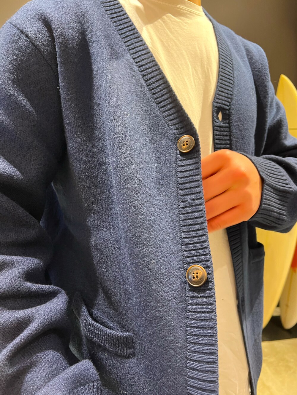 ブルー系のカーディガン/ボレロ、ブラック系のチノパンツ、パープル系のローファーを着用したメンズの冬コーディネートの2枚目の写真