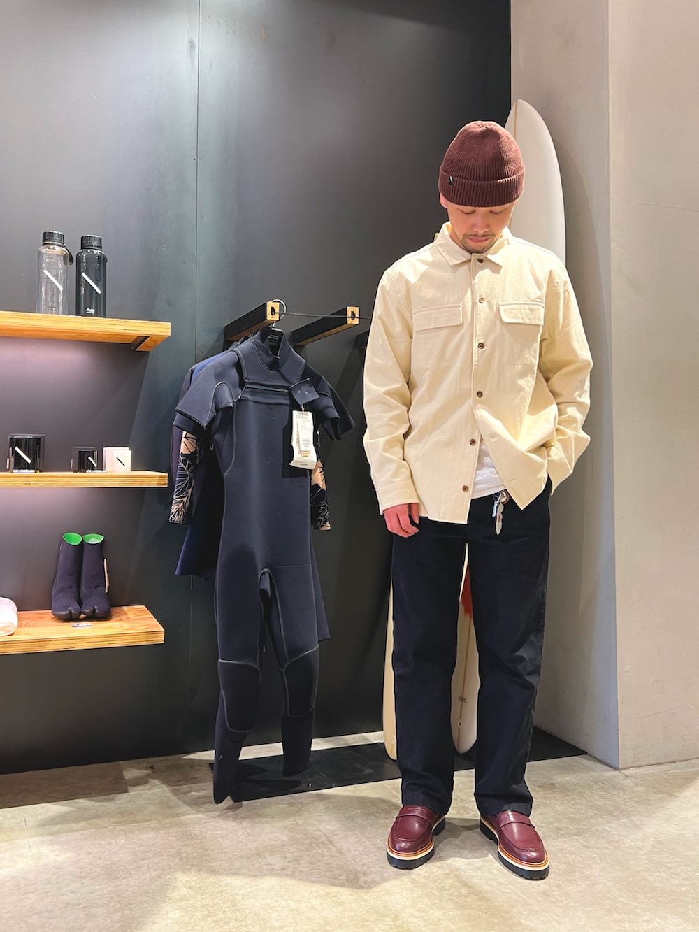 ベージュ系のシャツ/ブラウス、ブラック系のチノパンツ、パープル系のローファーを着用したメンズの冬コーディネートの2枚目の写真