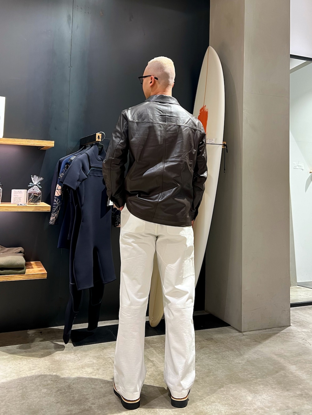 ブラウン系のその他アウター、グリーン系のローファー、ベージュ系のTシャツ/カットソーを着用したメンズの春コーディネートの3枚目の写真