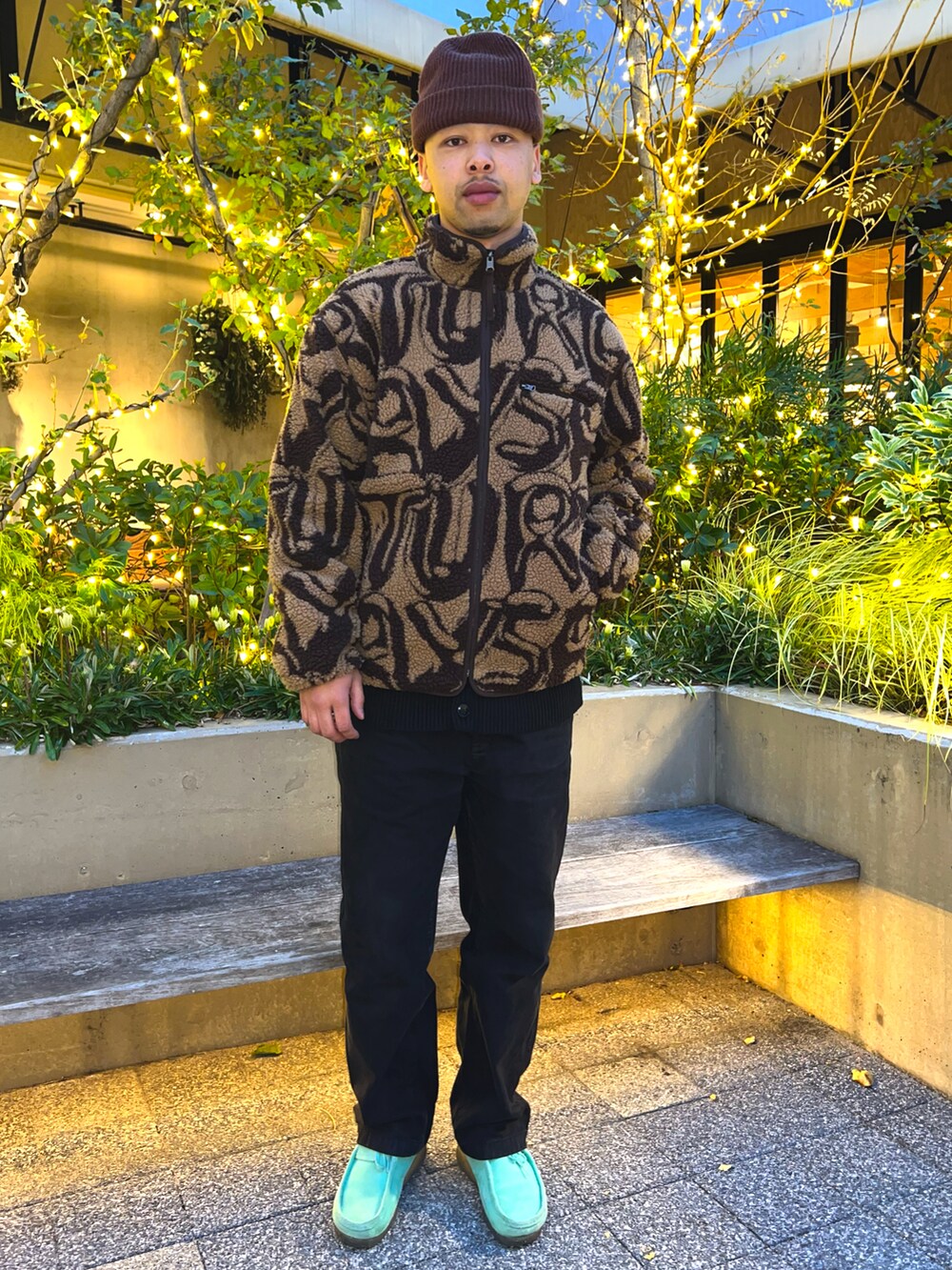 ブラウン系のその他アウター、ブラック系のデニムパンツ、ブラウン系のニットキャップ/ビーニーを着用したメンズの秋コーディネートの3枚目の写真