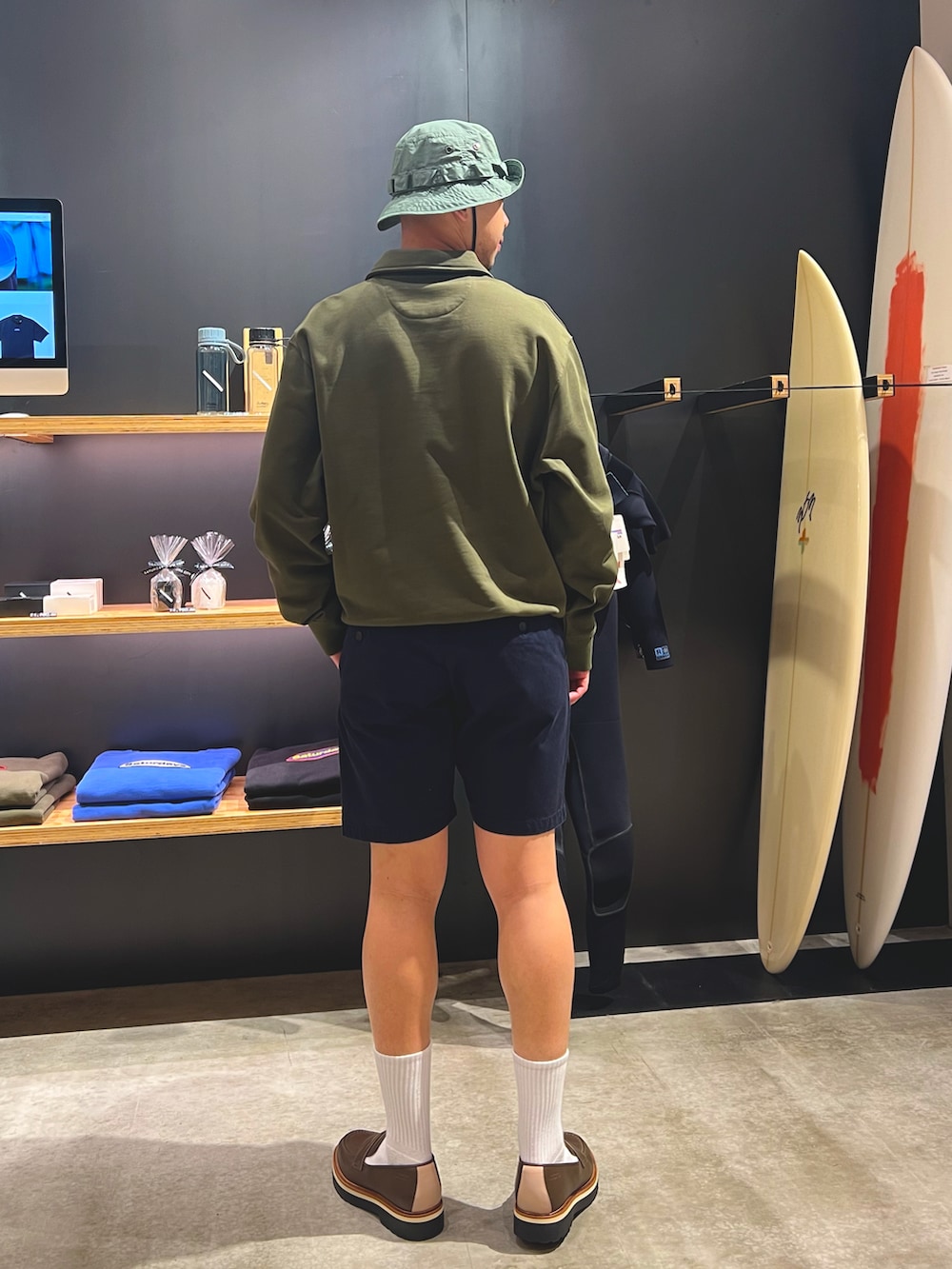 グリーン系のTシャツ/カットソー、ブルー系のパンツ、グリーン系のローファーを着用したメンズの春コーディネートの3枚目の写真