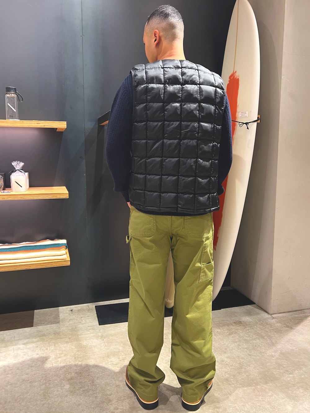 グリーン系のその他パンツ、ブラック系のローファー、ブルー系のニット/セーターを着用したメンズの秋コーディネートの3枚目の写真