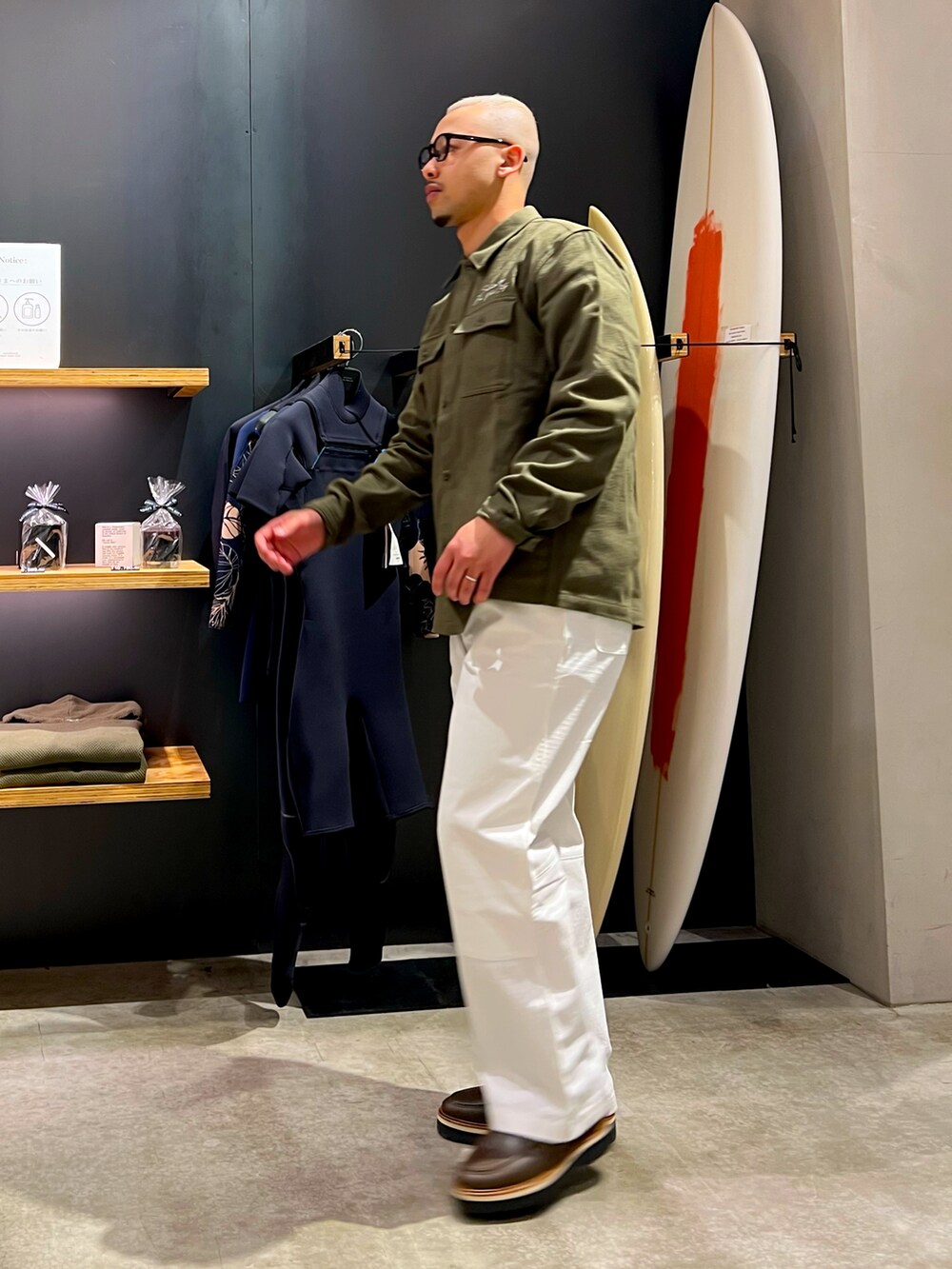 グリーン系のシャツ/ブラウスを着用したメンズの春コーディネートの4枚目の写真