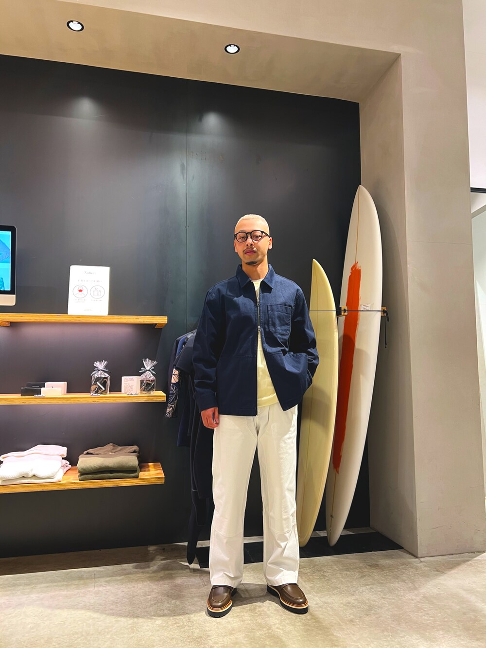 ブルー系のその他アウター、ホワイト系のその他パンツ、グリーン系のローファーを着用したメンズの春コーディネートの2枚目の写真