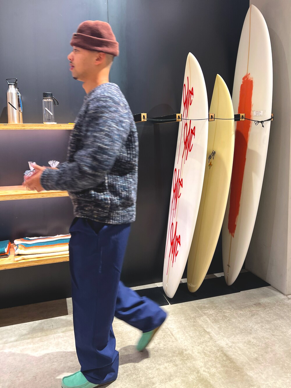 ブルー系のその他パンツ、ブルー系のニット/セーター、ブラウン系のニットキャップ/ビーニーを着用したメンズの秋コーディネートの5枚目の写真