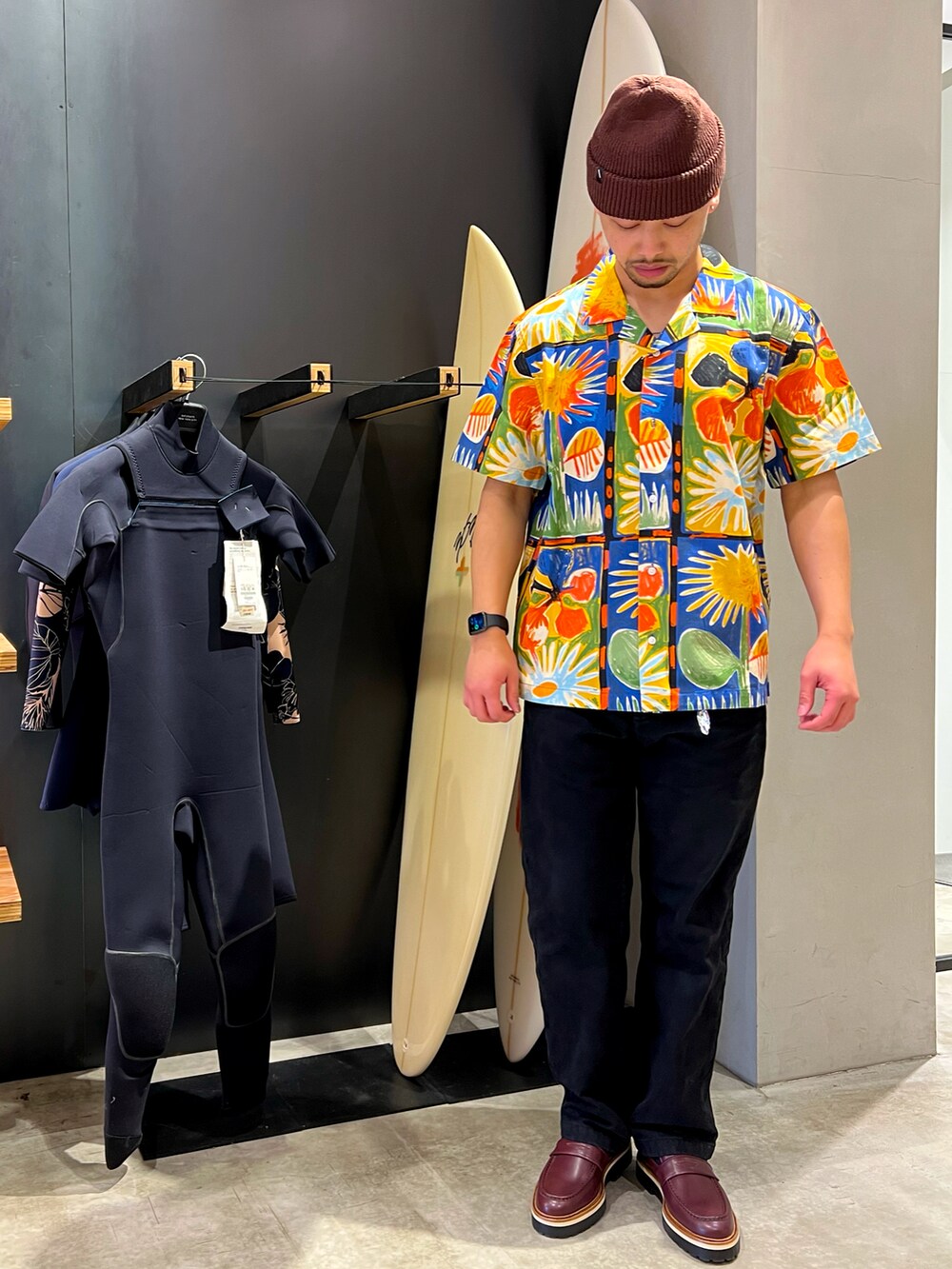 ブルー系のシャツ/ブラウス、ブラック系のチノパンツ、パープル系のローファーを着用したメンズの冬コーディネートの4枚目の写真