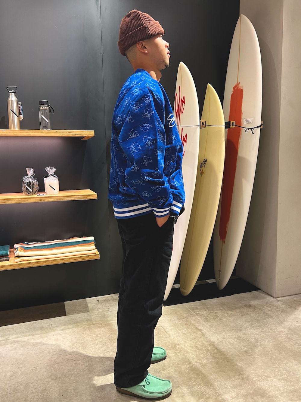 ブルー系のその他アウター、ブラック系のカーディガン/ボレロ、ブラック系のチノパンツを着用したメンズの冬コーディネートの4枚目の写真