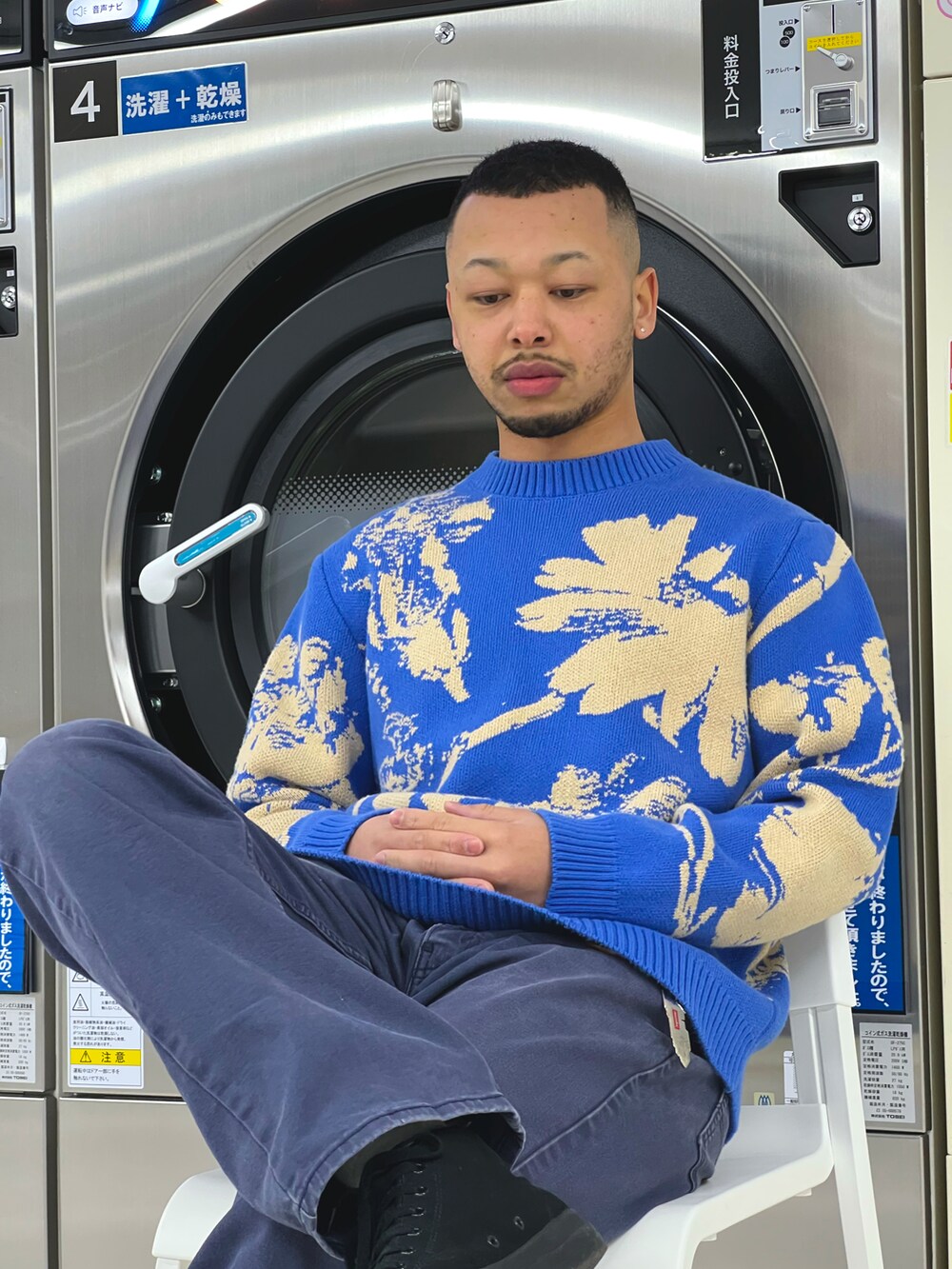 ブルー系のカーディガン/ボレロを着用したメンズの冬コーディネートの3枚目の写真