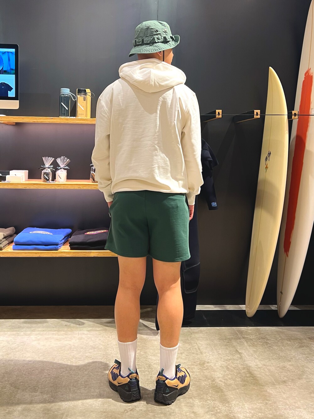 ホワイト系のスウェット、グリーン系のスウェットパンツ、グリーン系のハットを着用したメンズの春コーディネートの3枚目の写真