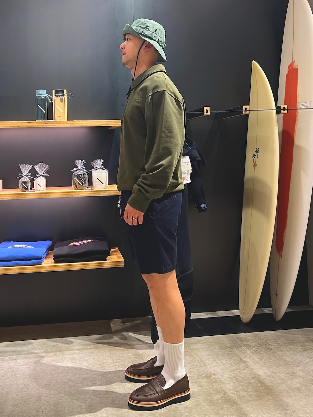 グリーン系のTシャツ/カットソー、ブルー系のパンツ、グリーン系のローファーを着用したメンズの春コーディネートの2枚目の写真