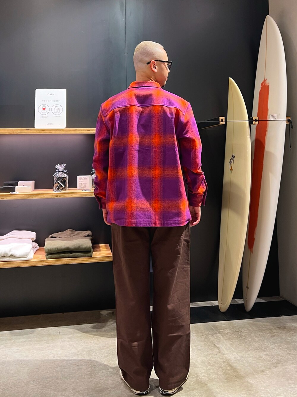 パープル系のシャツ/ブラウス、ブラウン系のその他パンツ、ホワイト系のTシャツ/カットソーを着用したメンズの春コーディネートの3枚目の写真