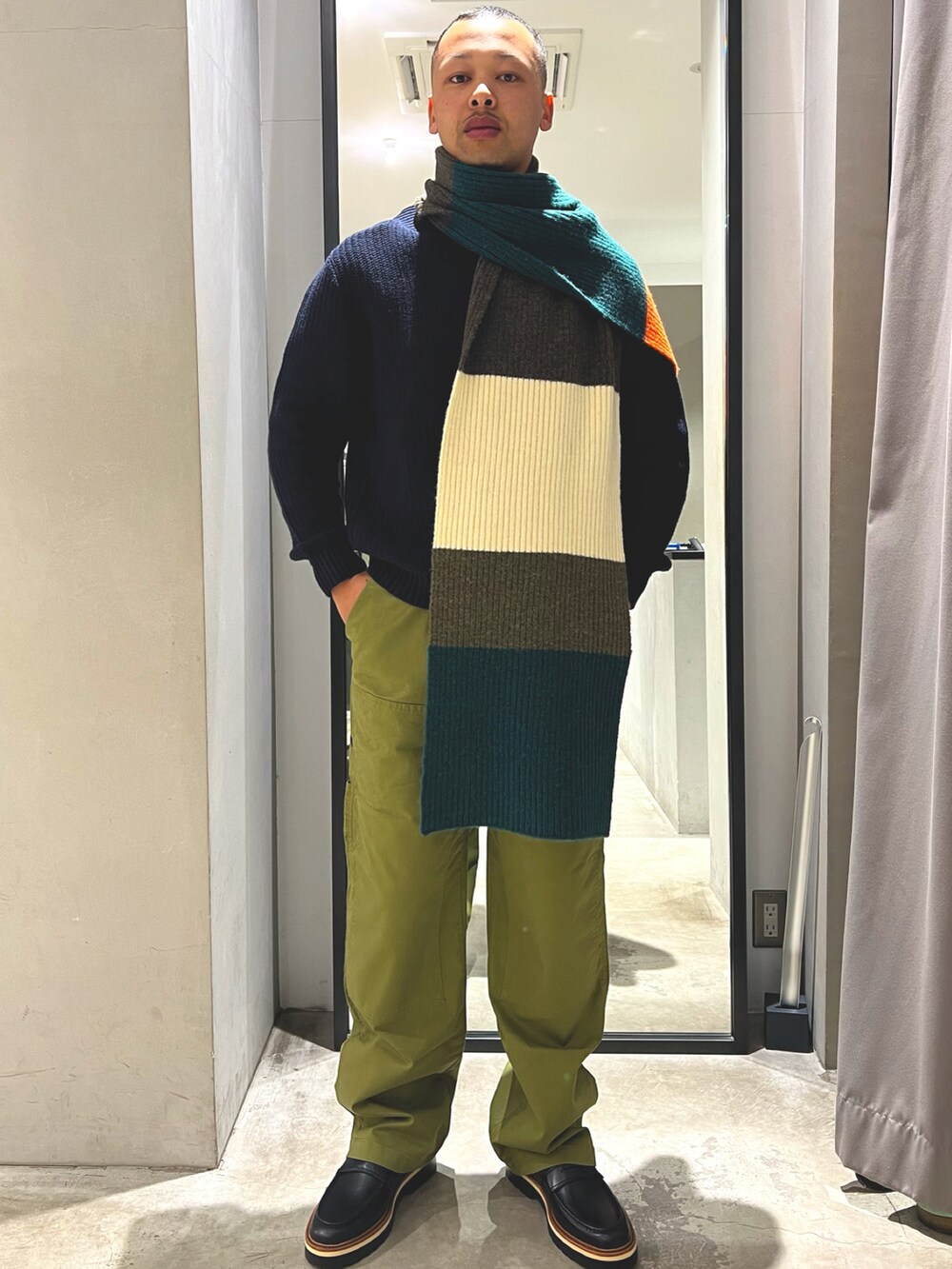 グリーン系のその他パンツ、ブラック系のローファー、ブルー系のニット/セーターを着用したメンズの秋コーディネートの4枚目の写真