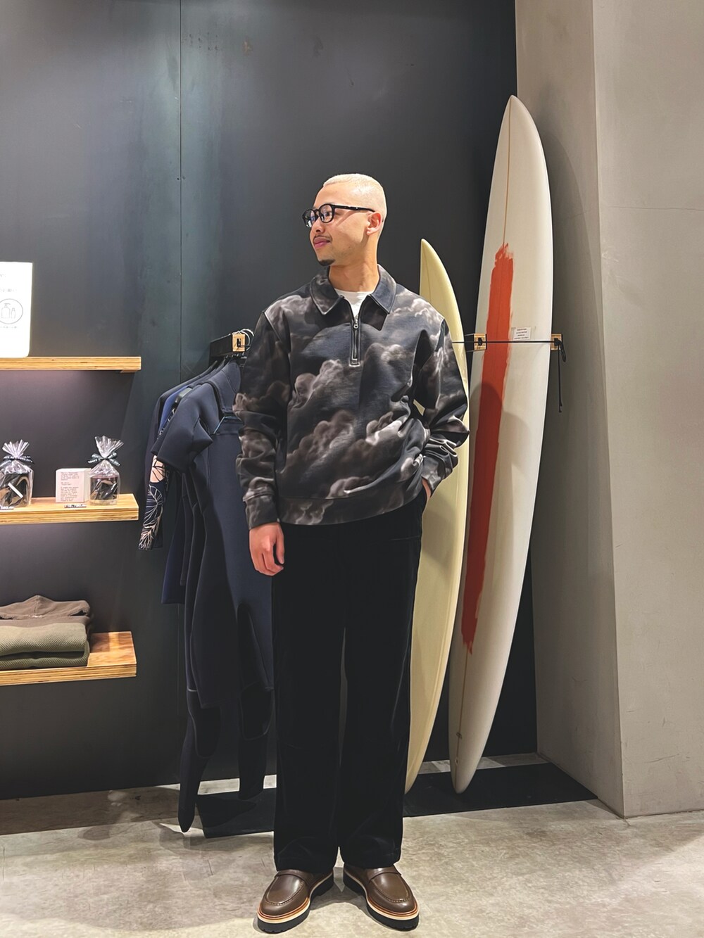 ブラック系のその他トップス、ブラック系のチノパンツ、グリーン系のローファーを着用したメンズの春コーディネートの2枚目の写真