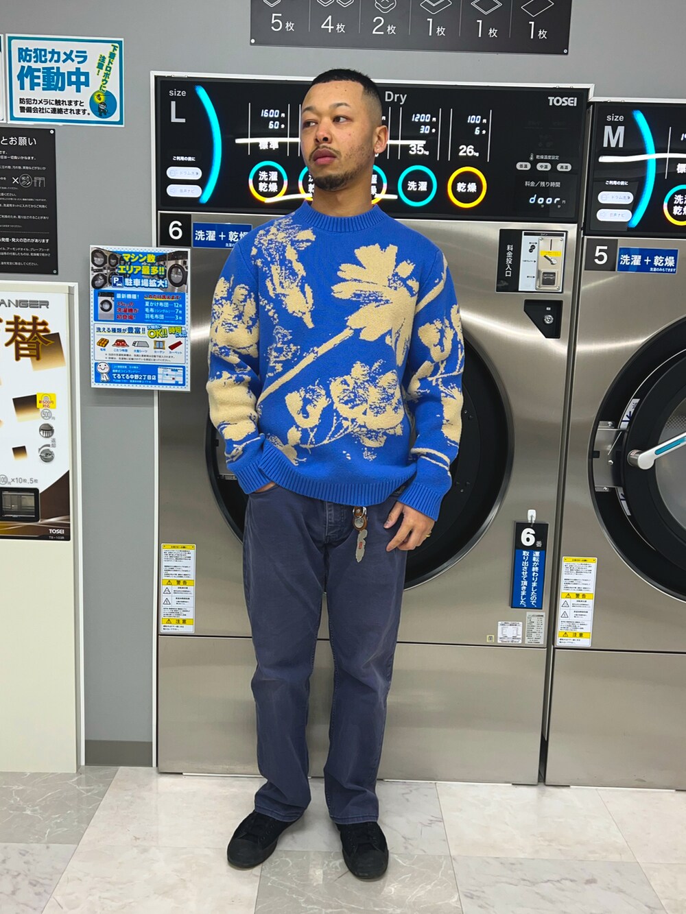 ブルー系のカーディガン/ボレロを着用したメンズの冬コーディネートの2枚目の写真