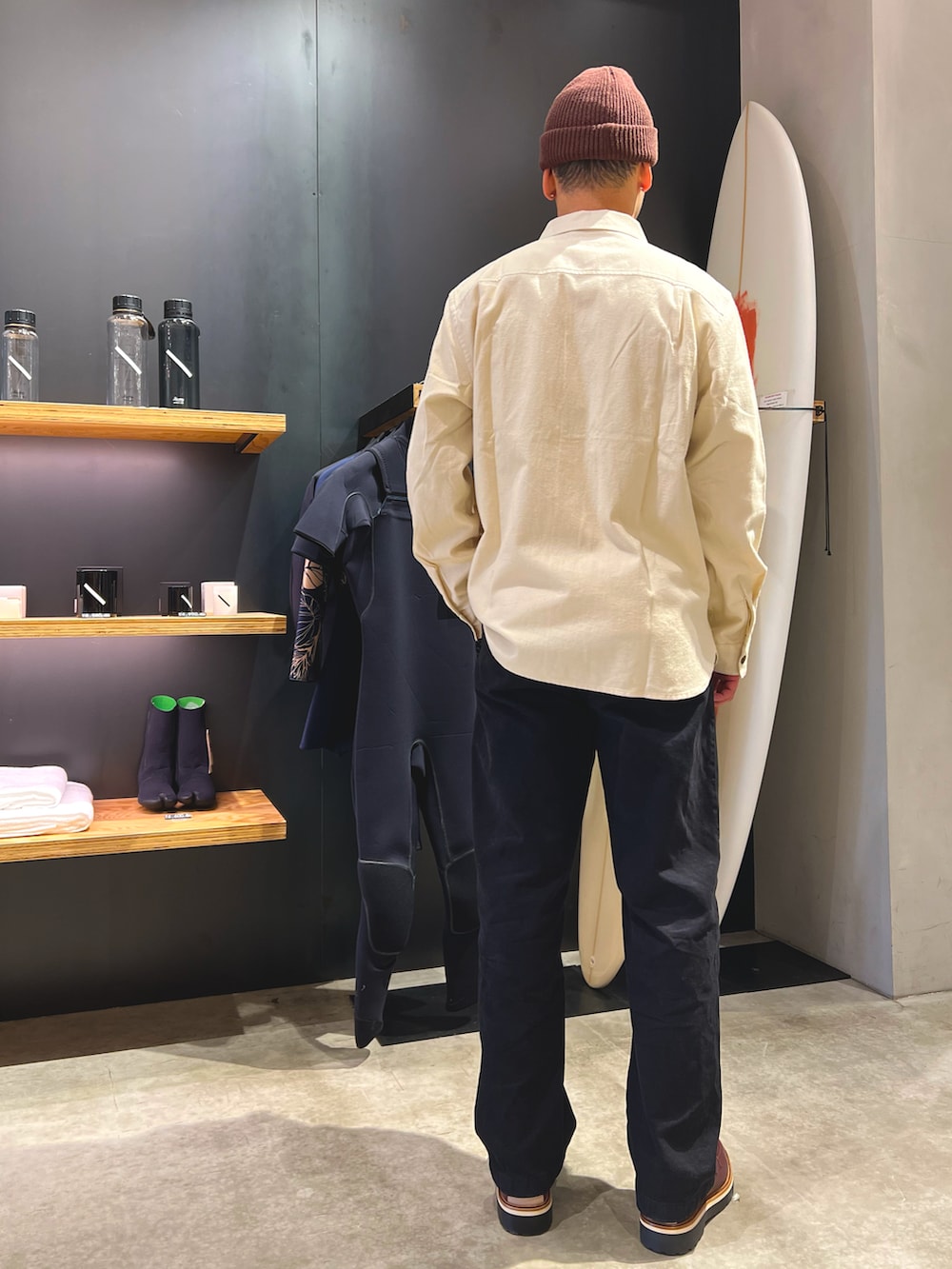 ベージュ系のシャツ/ブラウス、ブラック系のチノパンツ、パープル系のローファーを着用したメンズの冬コーディネートの3枚目の写真