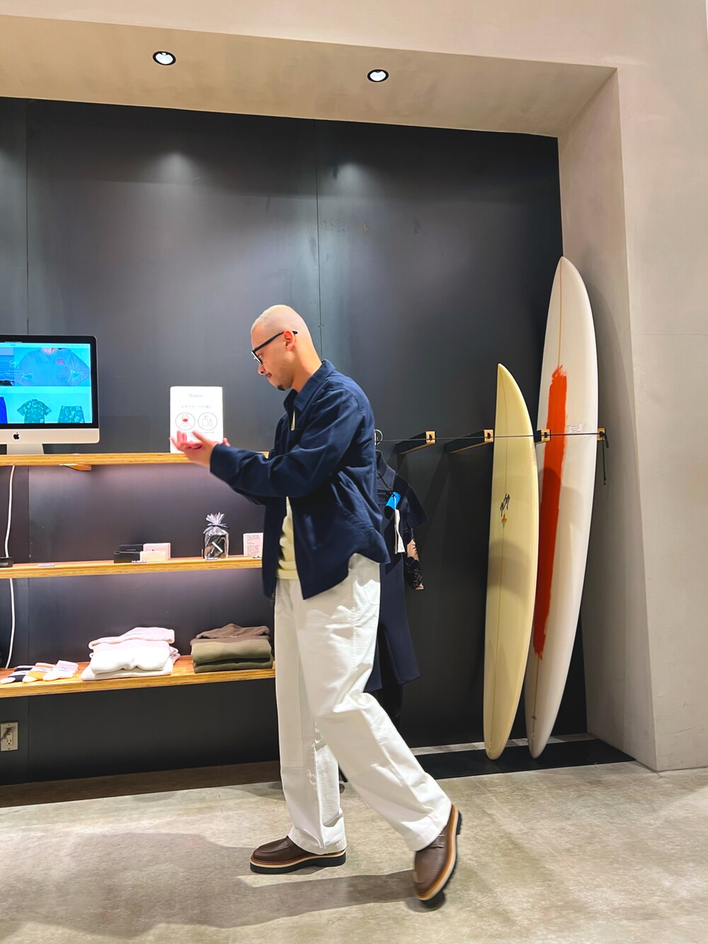 ブルー系のその他アウター、ホワイト系のその他パンツ、グリーン系のローファーを着用したメンズの春コーディネートの5枚目の写真