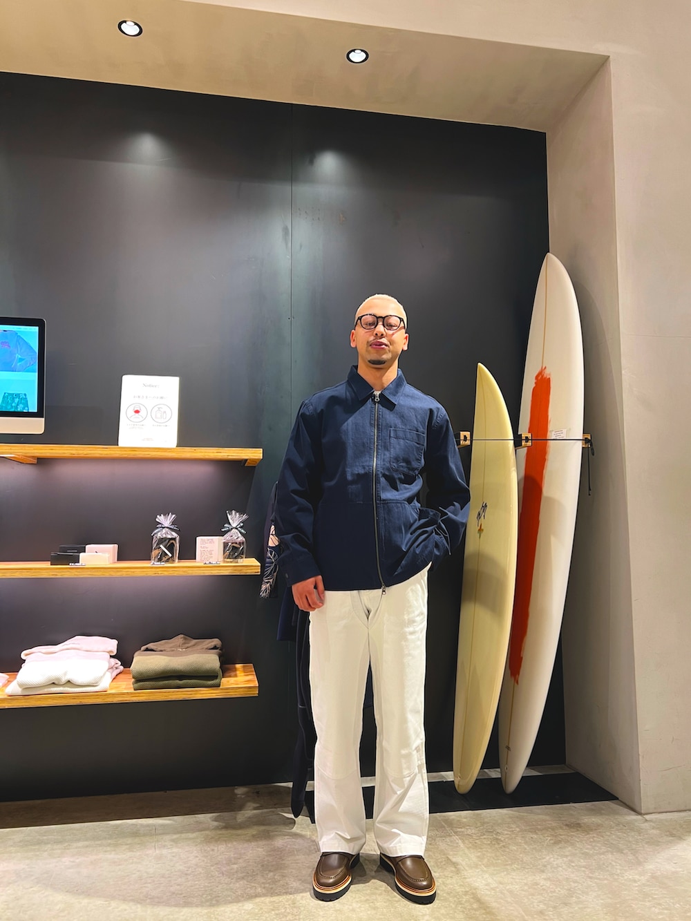 ブルー系のその他アウター、ホワイト系のその他パンツ、グリーン系のローファーを着用したメンズの春コーディネートの3枚目の写真