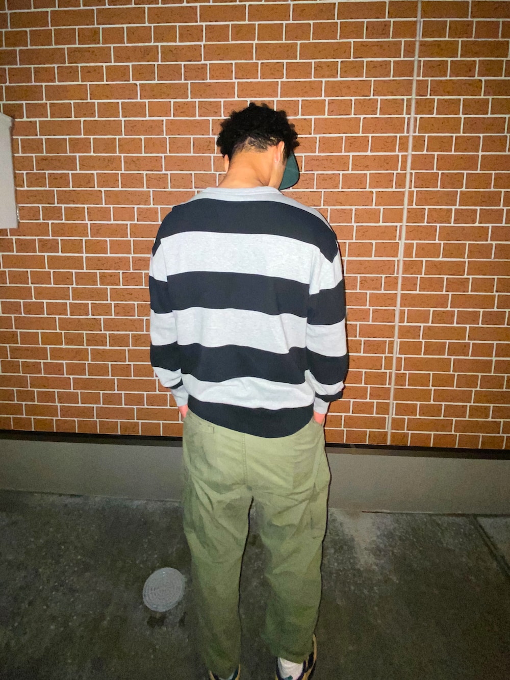 その他のスウェット、グリーン系のカーゴパンツ、ブラウン系のスニーカーを着用したメンズの春コーディネートの3枚目の写真