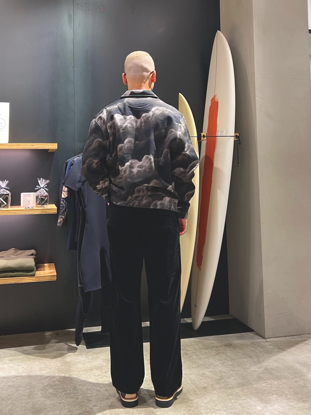 ブラック系のその他トップス、ブラック系のチノパンツ、グリーン系のローファーを着用したメンズの春コーディネートの3枚目の写真