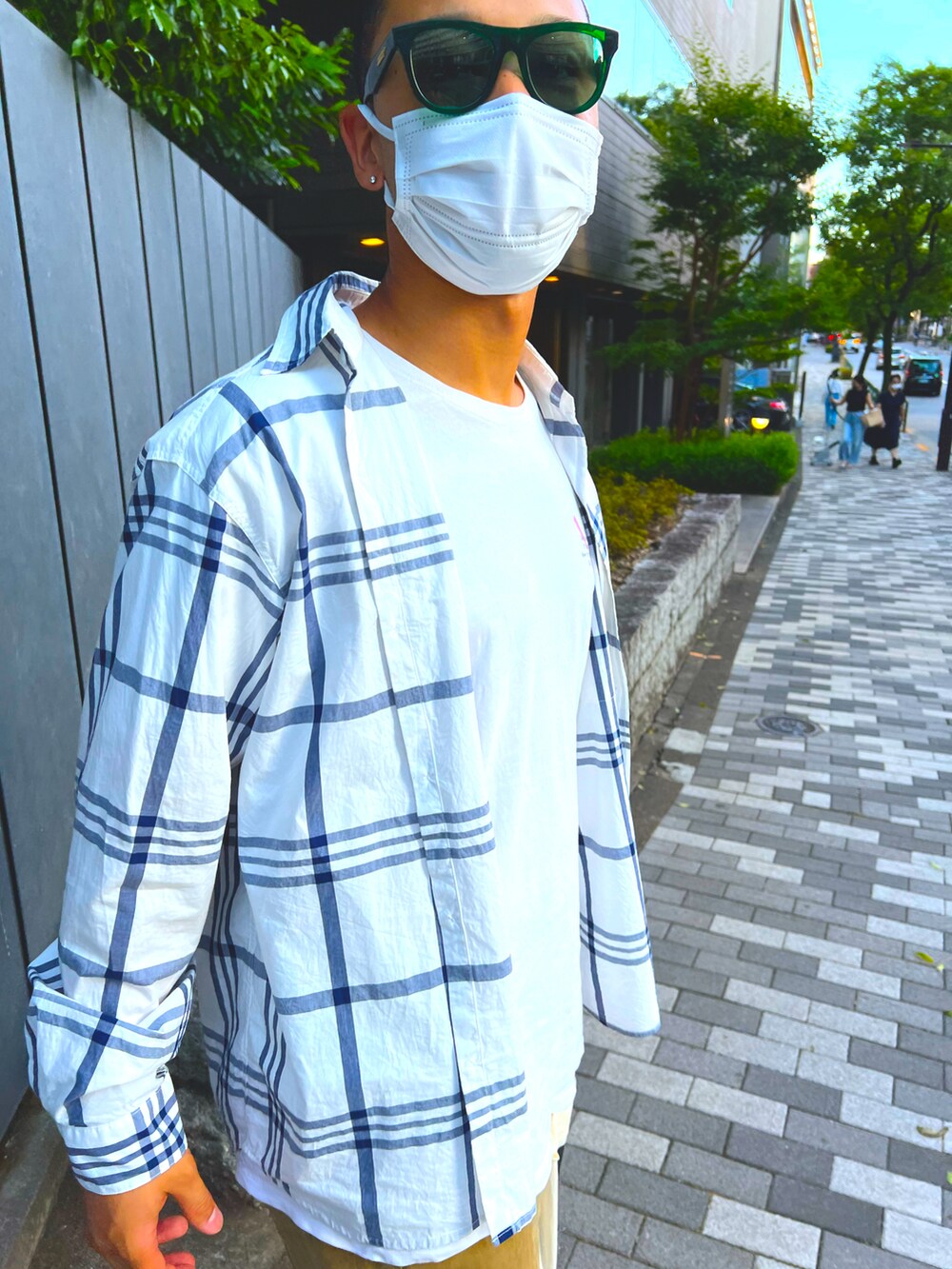 ホワイト系のエコバッグ/サブバッグを着用したメンズの夏コーディネートの2枚目の写真