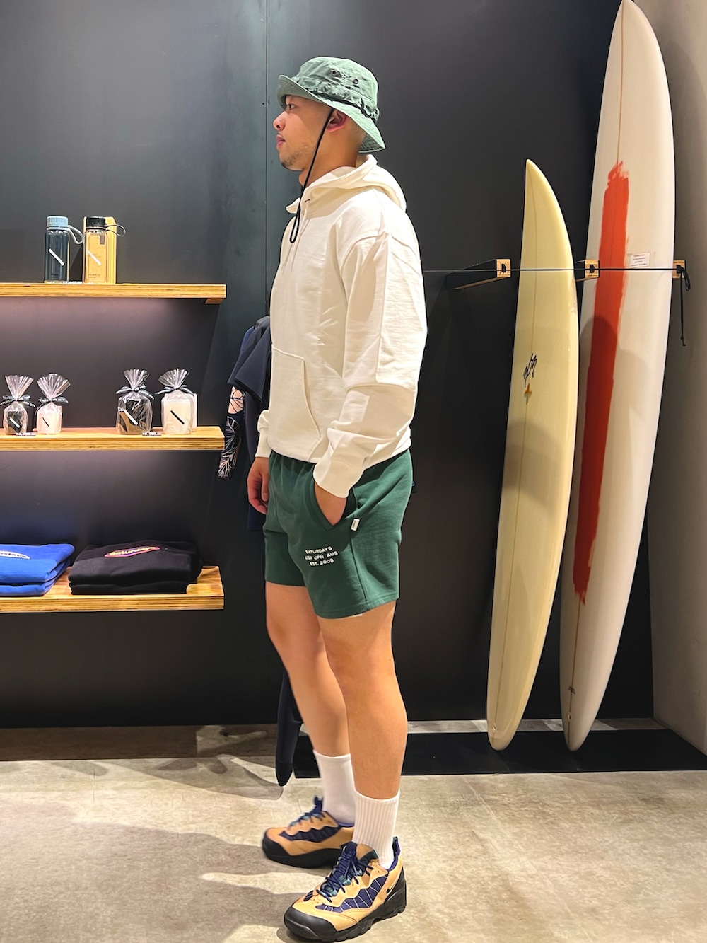 ホワイト系のスウェット、グリーン系のスウェットパンツ、グリーン系のハットを着用したメンズの春コーディネートの2枚目の写真