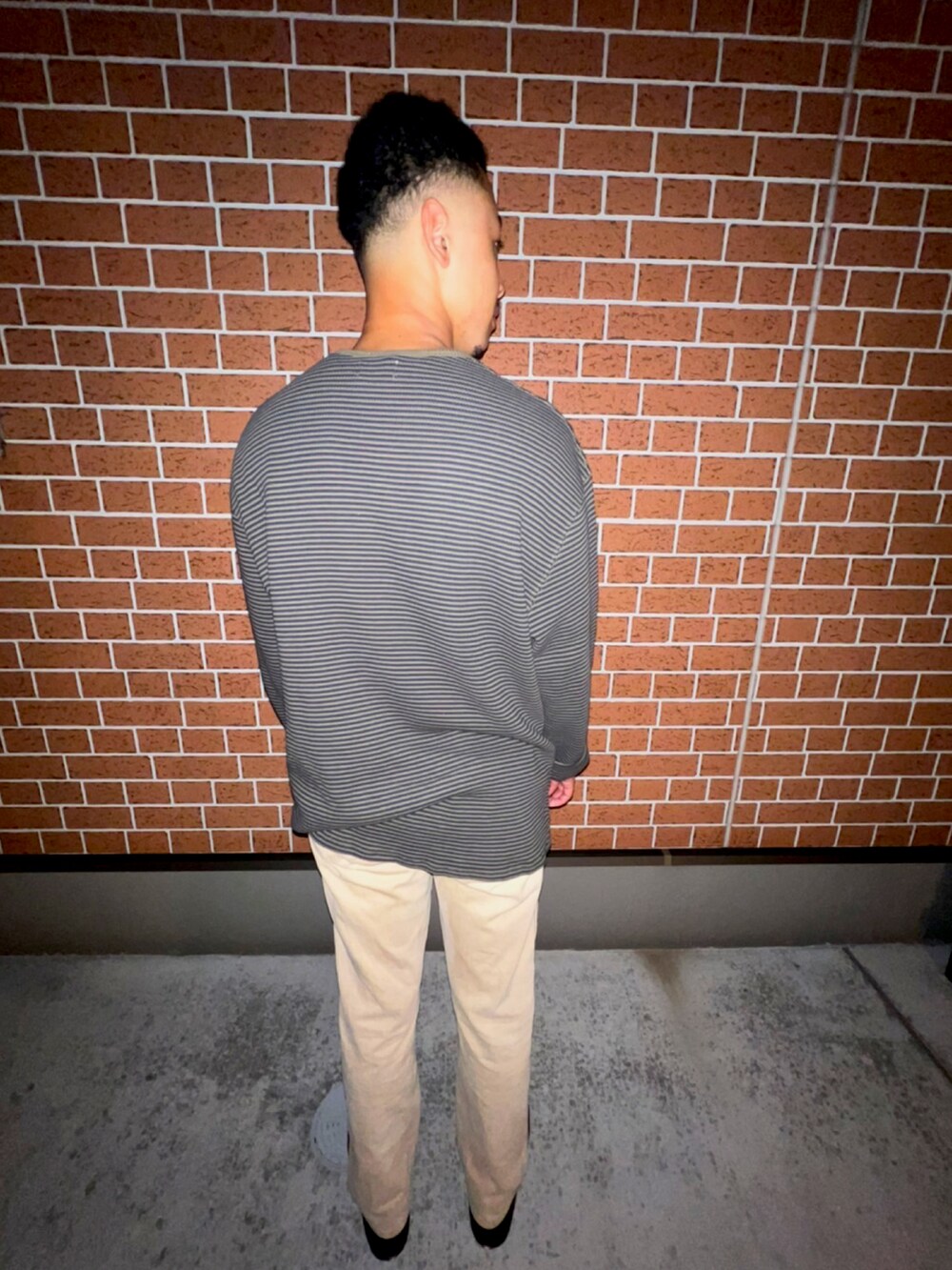 グリーン系のニット/セーター、その他のキャップを着用したメンズの秋コーディネートの2枚目の写真