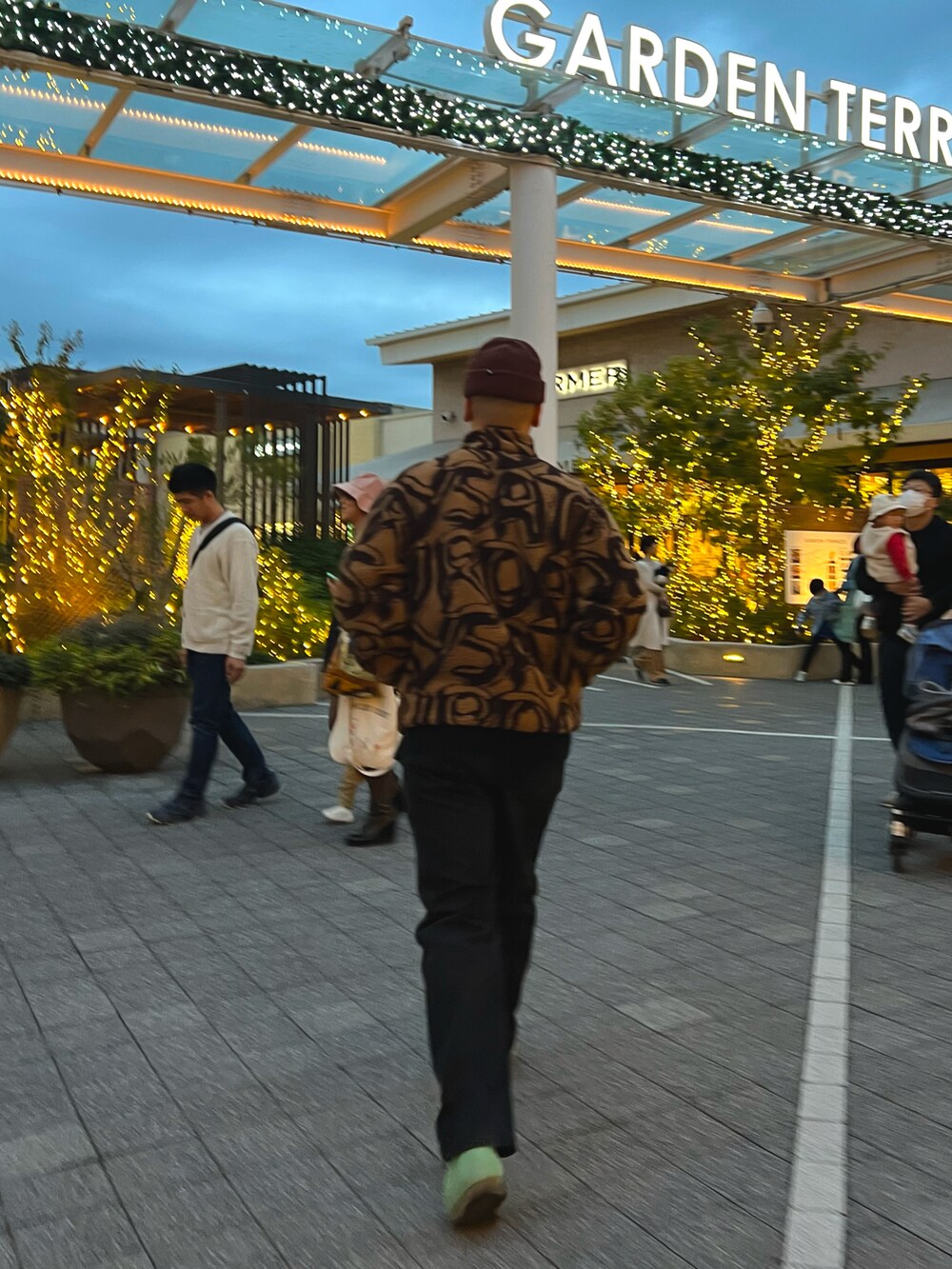 ブラウン系のその他アウター、ブラック系のデニムパンツ、ブラウン系のニットキャップ/ビーニーを着用したメンズの秋コーディネートの5枚目の写真