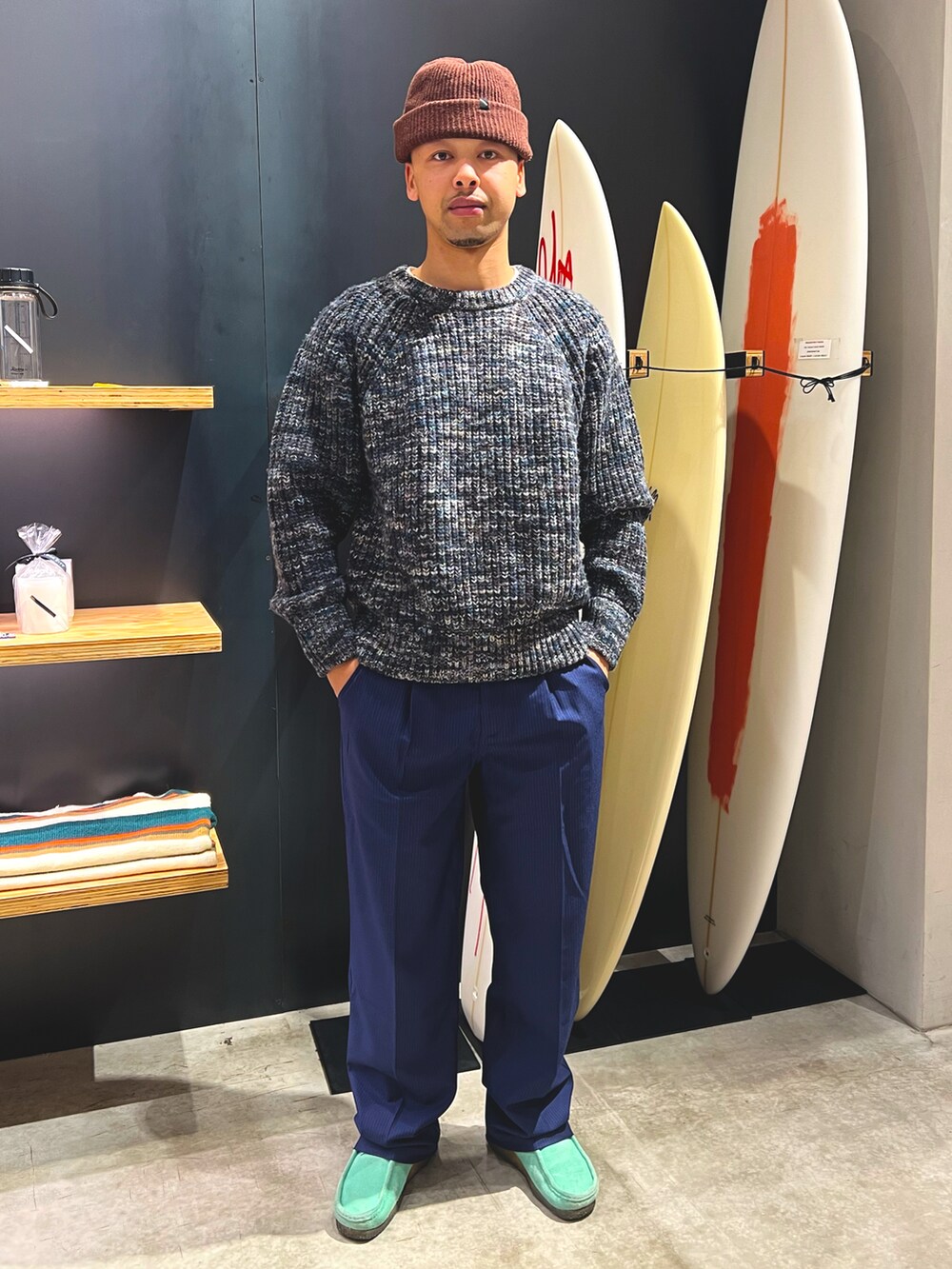 ブルー系のその他パンツ、ブルー系のニット/セーター、ブラウン系のニットキャップ/ビーニーを着用したメンズの秋コーディネートの2枚目の写真