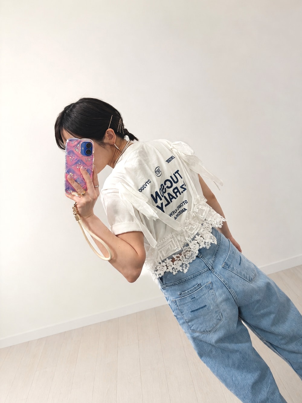 ホワイト系のTシャツ/カットソー、ブルー系のデニムパンツ、ホワイト系のキャミソールを着用したレディースの春コーディネートの2枚目の写真