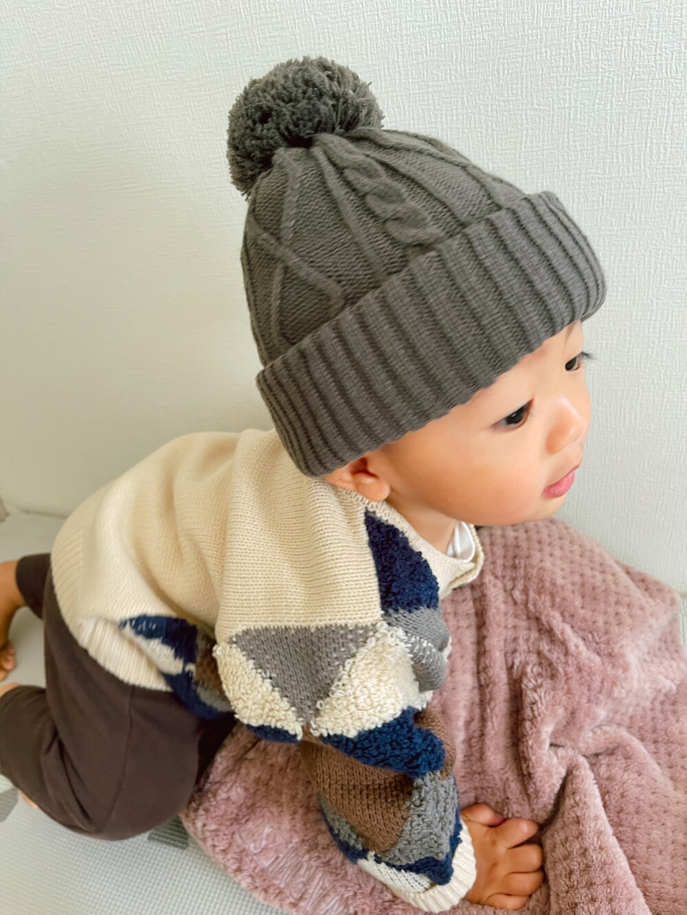 ブルー系のカーディガン/ボレロを着用したレディースの秋コーディネートの2枚目の写真