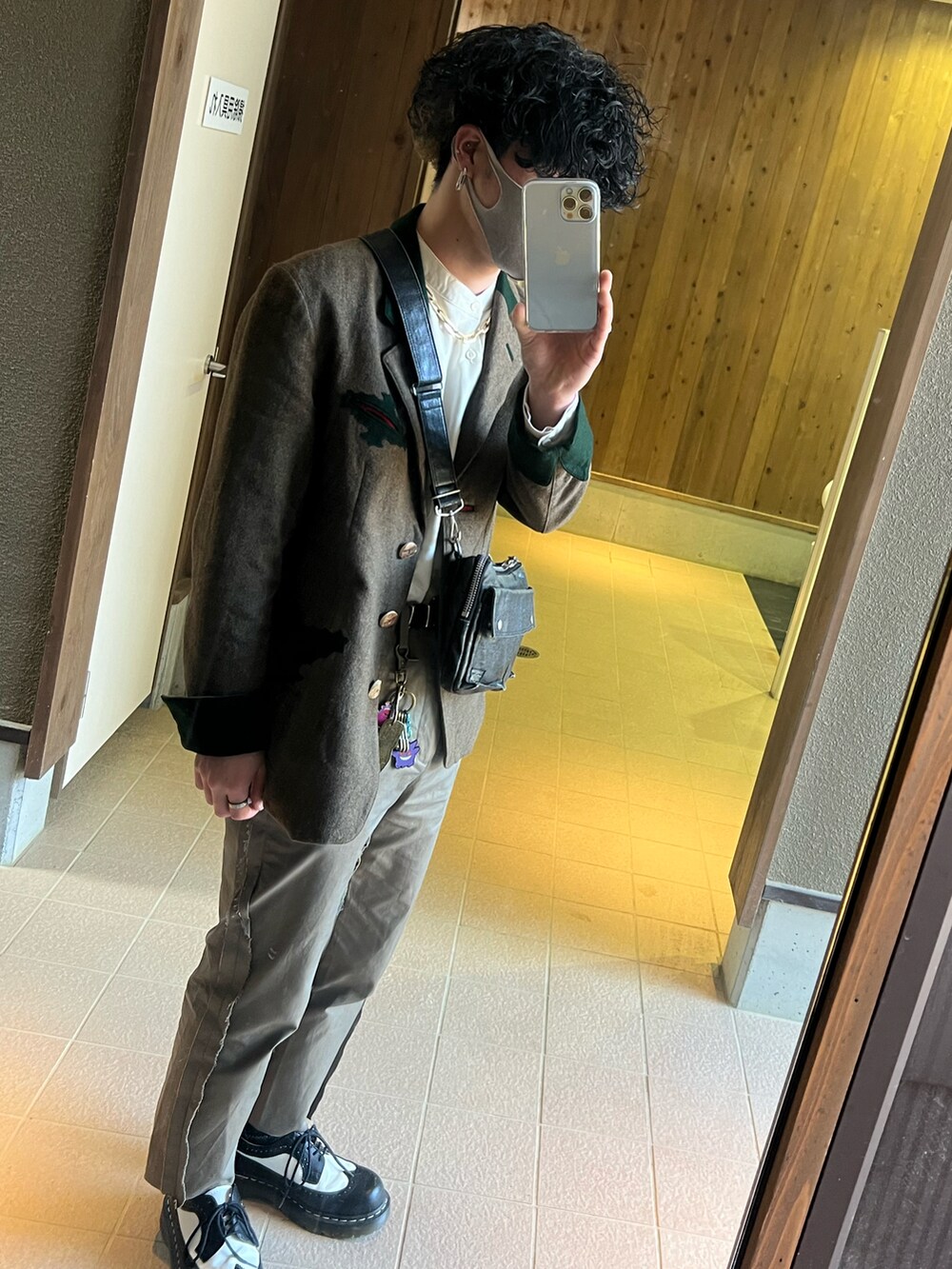 グリーン系のテーラードジャケット、ホワイト系のシャツ/ブラウス、ブラウン系のその他パンツを着用したメンズの春コーディネートの2枚目の写真