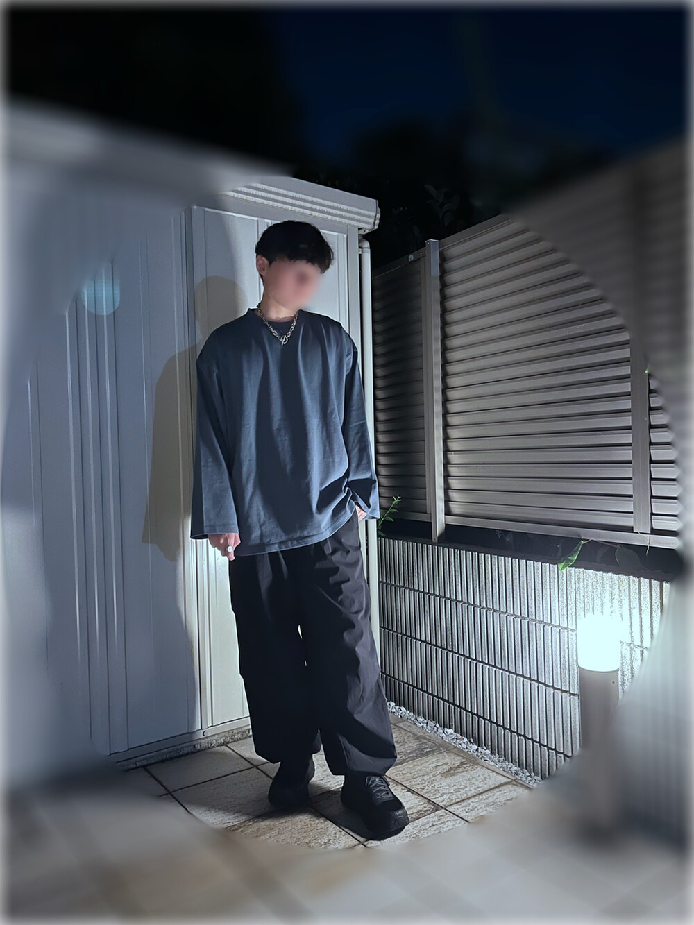 ブルー系のTシャツ/カットソー、ブラック系のその他パンツ、シルバー系のネックレスを着用したメンズの夏コーディネートの2枚目の写真