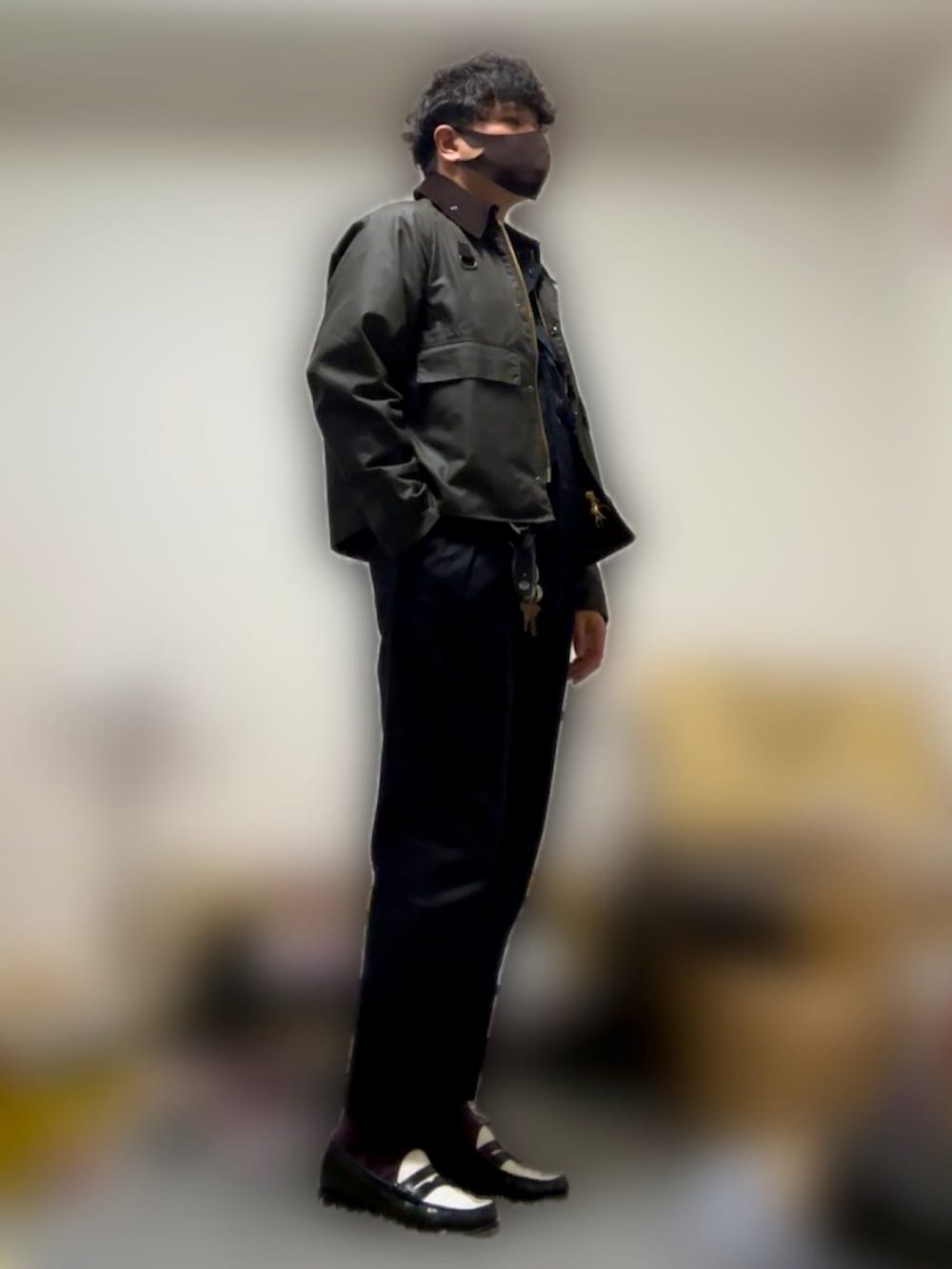 ブラック系のローファー、ブラック系のその他パンツ、ブラック系のベストを着用したメンズの春コーディネートの2枚目の写真