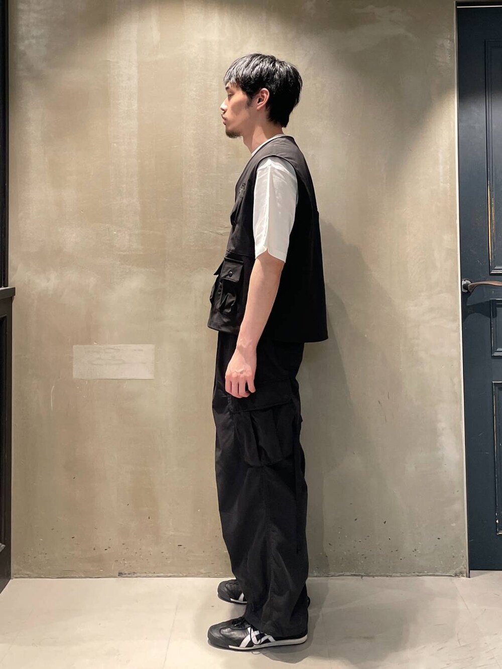 ブラック系のベスト、ブラック系のカーゴパンツを着用したメンズの夏コーディネートの3枚目の写真