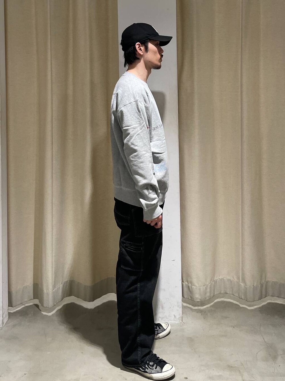 ブラック系のその他パンツ、グレー系のスウェットを着用したメンズの春コーディネートの2枚目の写真