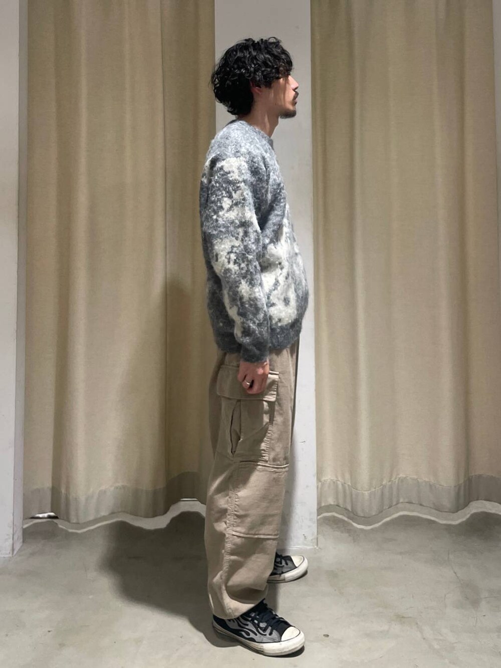 ベージュ系のカーゴパンツ、グレー系のニット/セーターを着用したメンズの秋コーディネートの2枚目の写真