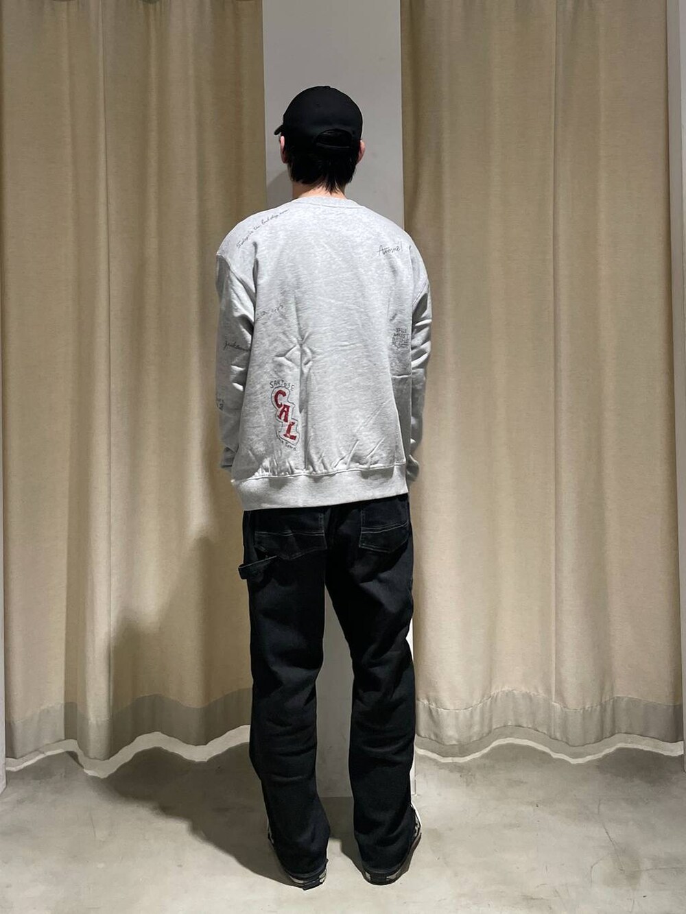 ブラック系のその他パンツ、グレー系のスウェットを着用したメンズの春コーディネートの4枚目の写真