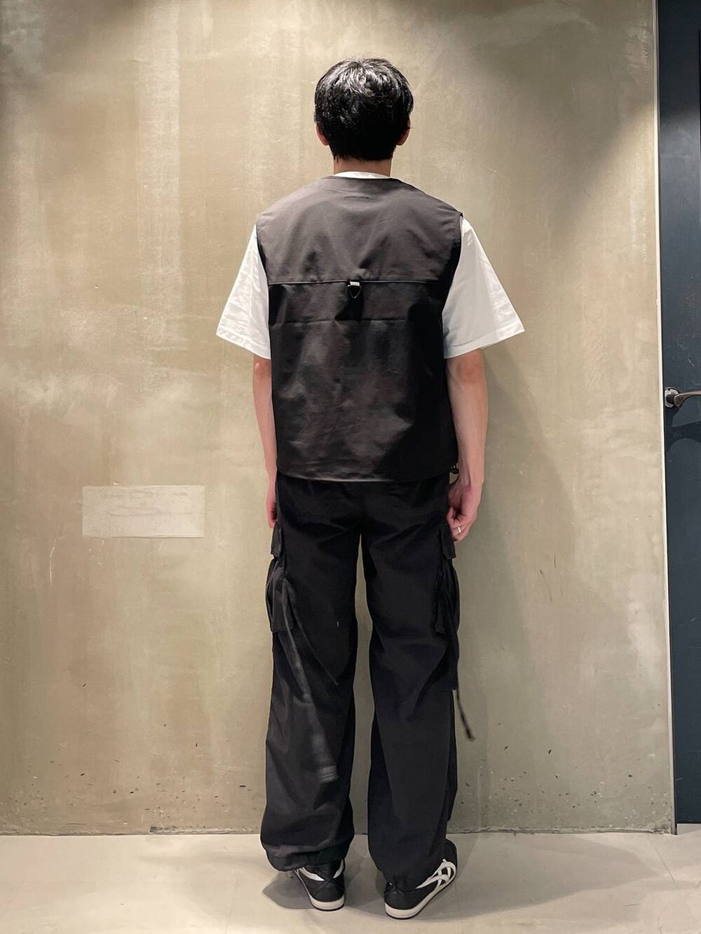 ブラック系のベスト、ブラック系のカーゴパンツを着用したメンズの夏コーディネートの4枚目の写真